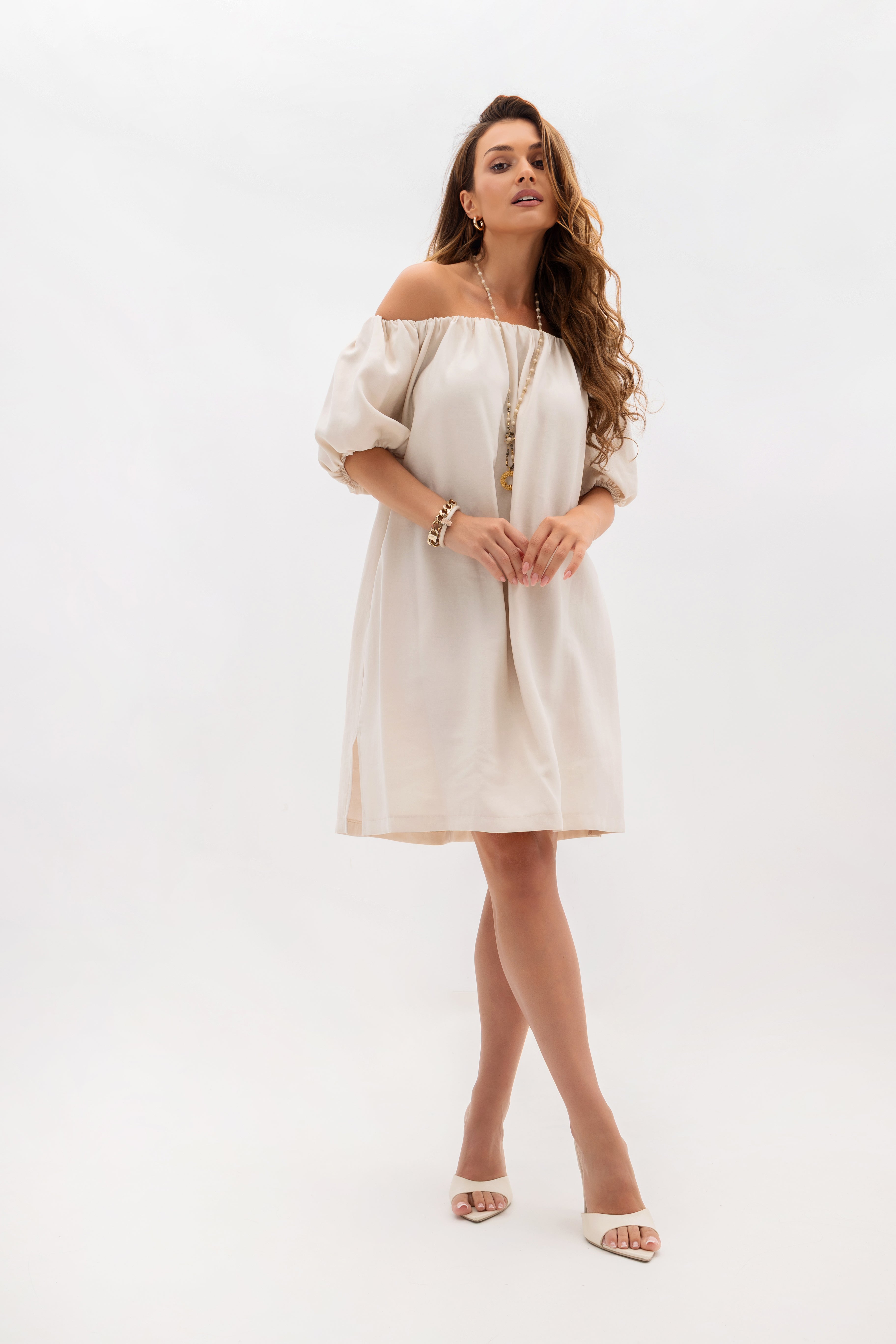 Loose off-the-shoulder dress with a Spanish neckline in dark beige — styling for a city walk and trip | Bastet | Spironik.pl
