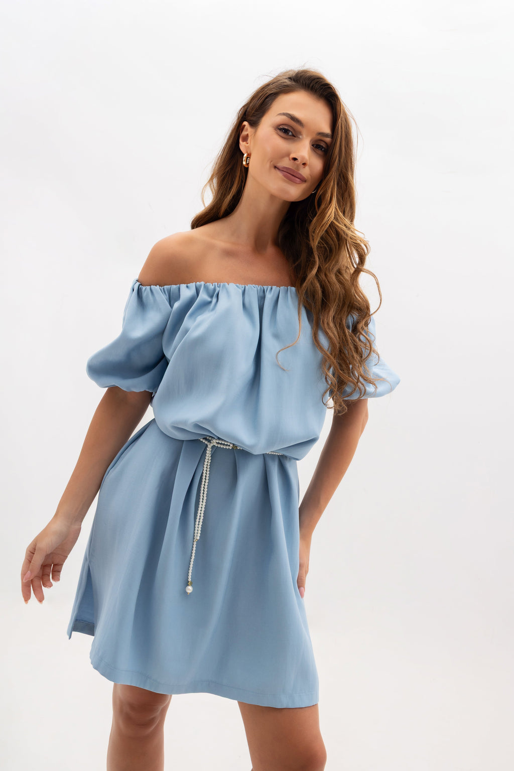 Kobieca sukienka z dekoltem hiszpańskim, doskonała na letnie wyjścia | Bastet | Spironik.pl