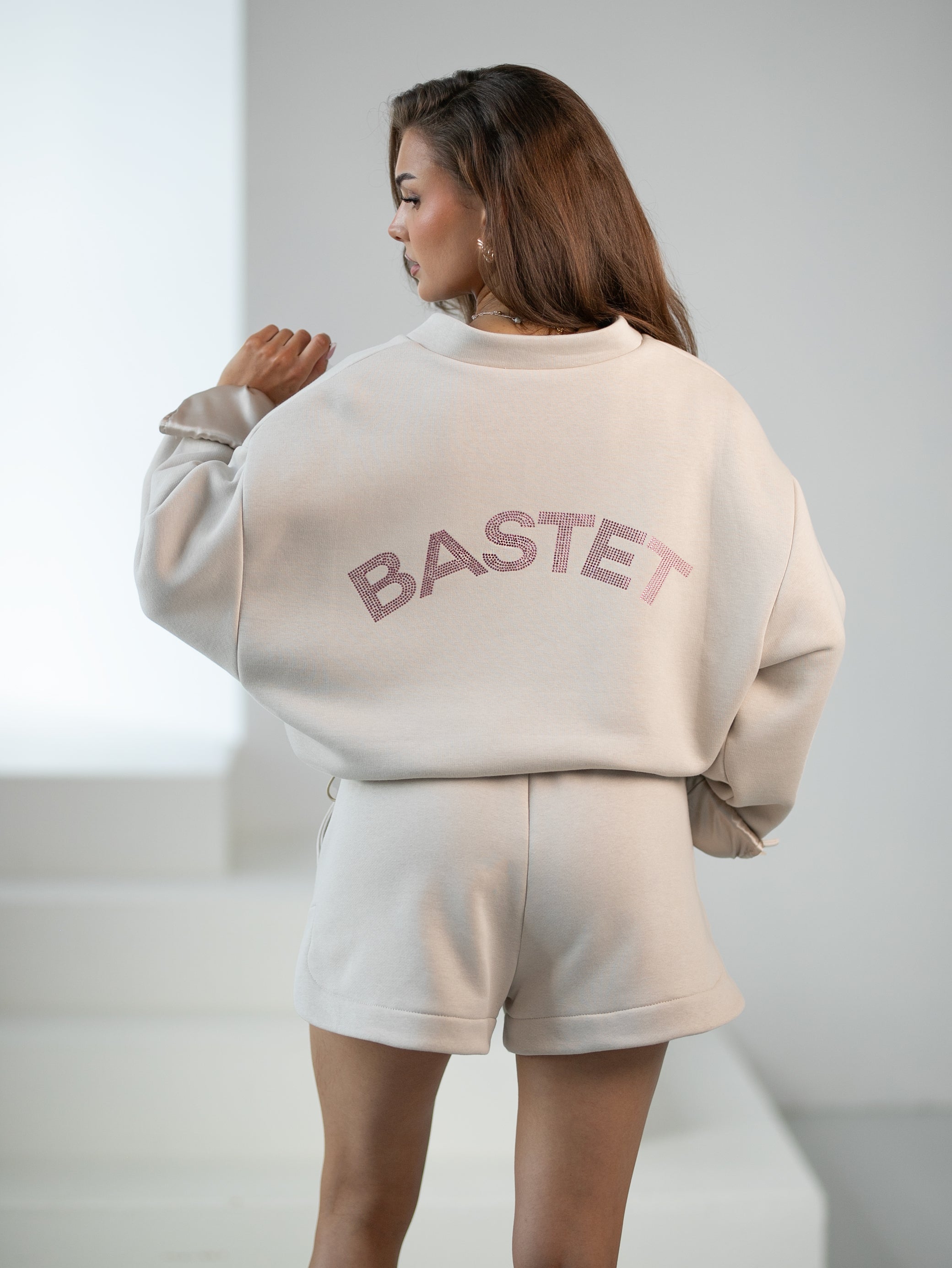 Beżowa kurtka bomberka z różowym napisem, elegancka stójka i regulowany dół dla komfortu noszenia | Bastet | Spironik.pl