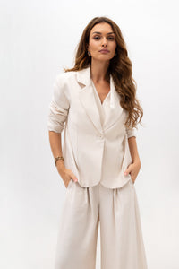 Elegante Damenjacke mit Revers. Hellbeige Farbe.