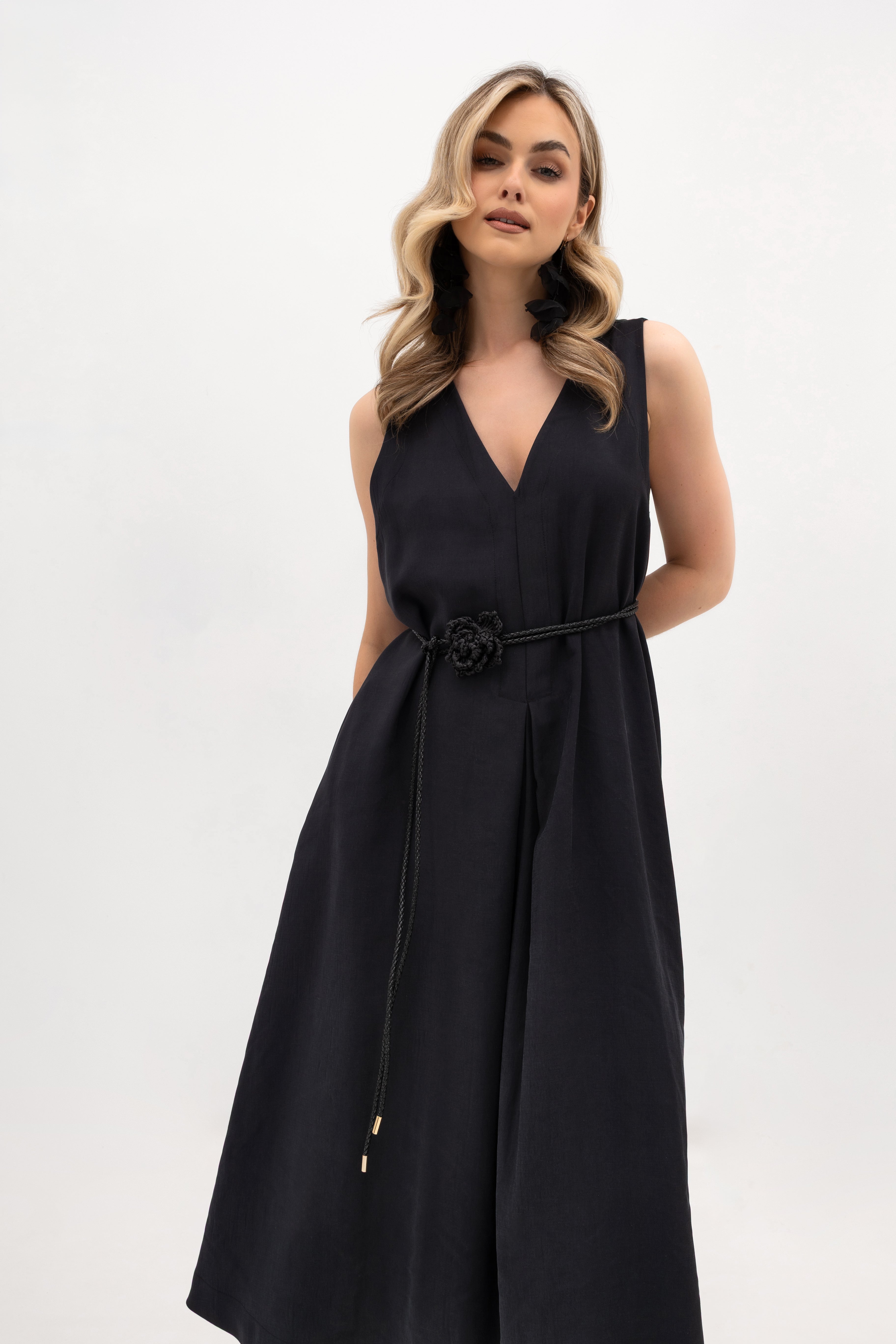 Luźna sukienka midi w kolorze grafitowym z dekoltem w serek i kieszeniami | Bastet | Spironik.pl