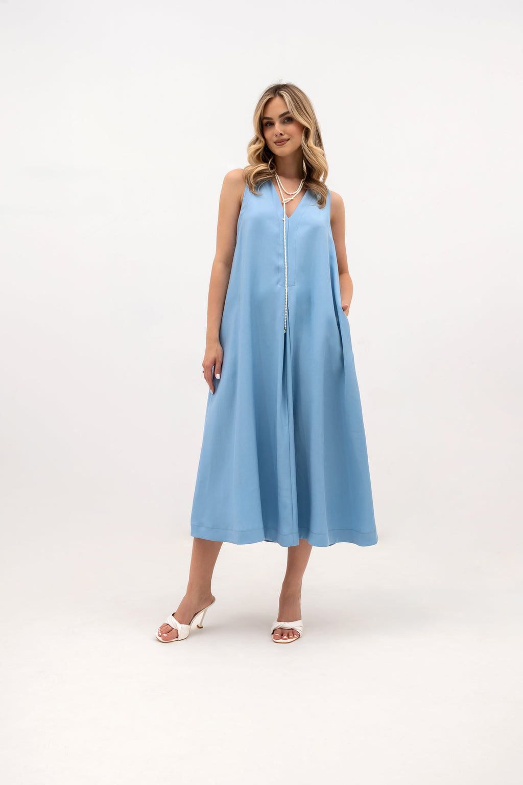 Luźna sukienka midi w kolorze błękitnym z dekoltem w serek i kieszeniami | Bastet | Spironik.pl