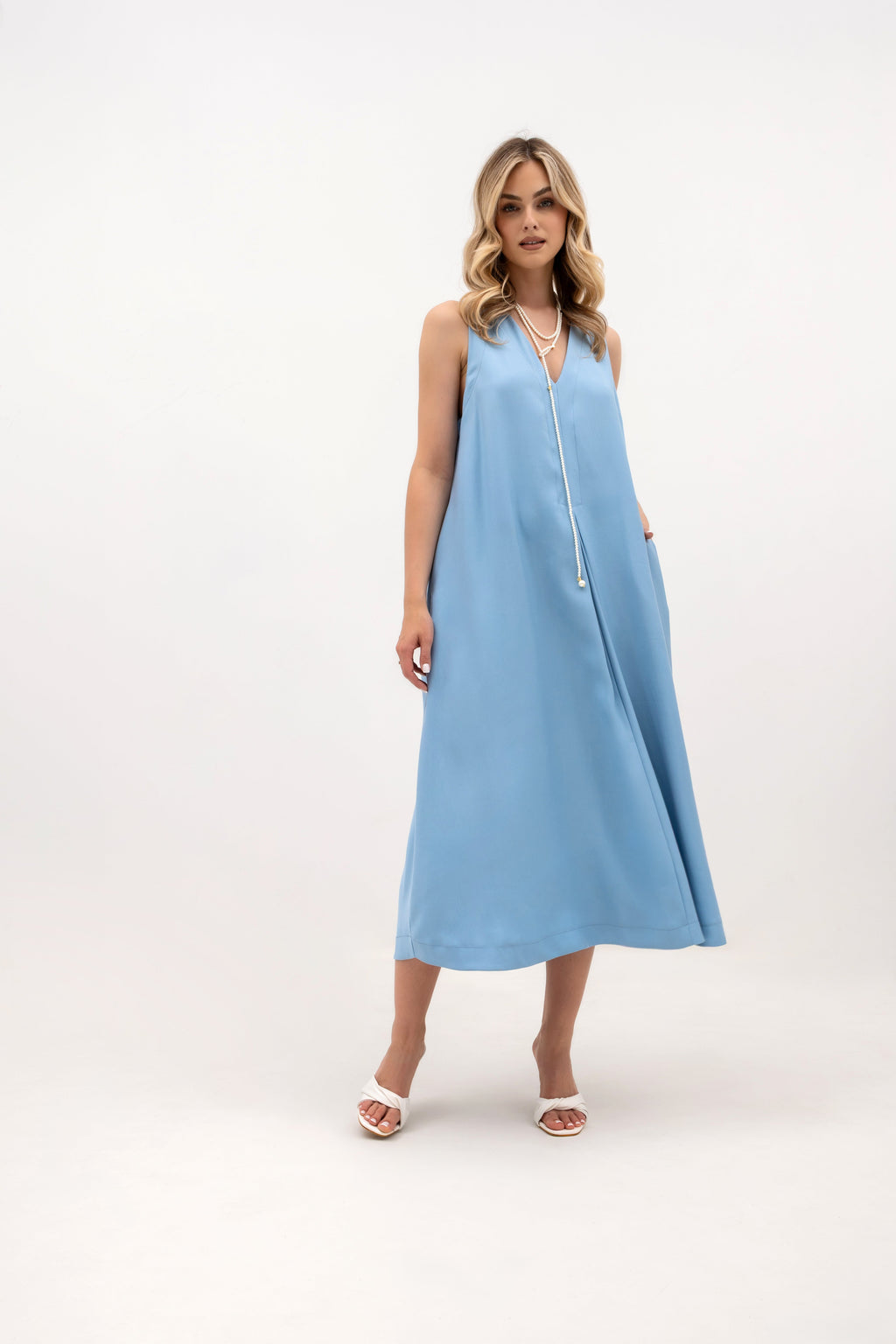 Praktyczna sukienka midi z dekoltem w serek, łącząca styl i wygodę | Bastet | Spironik.pl