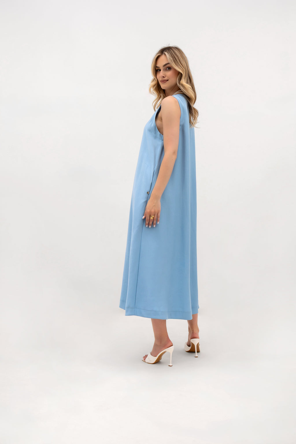 Błękitna sukienka midi z trapezowym krojem, łącząca komfort i styl | Bastet | Spironik.pl