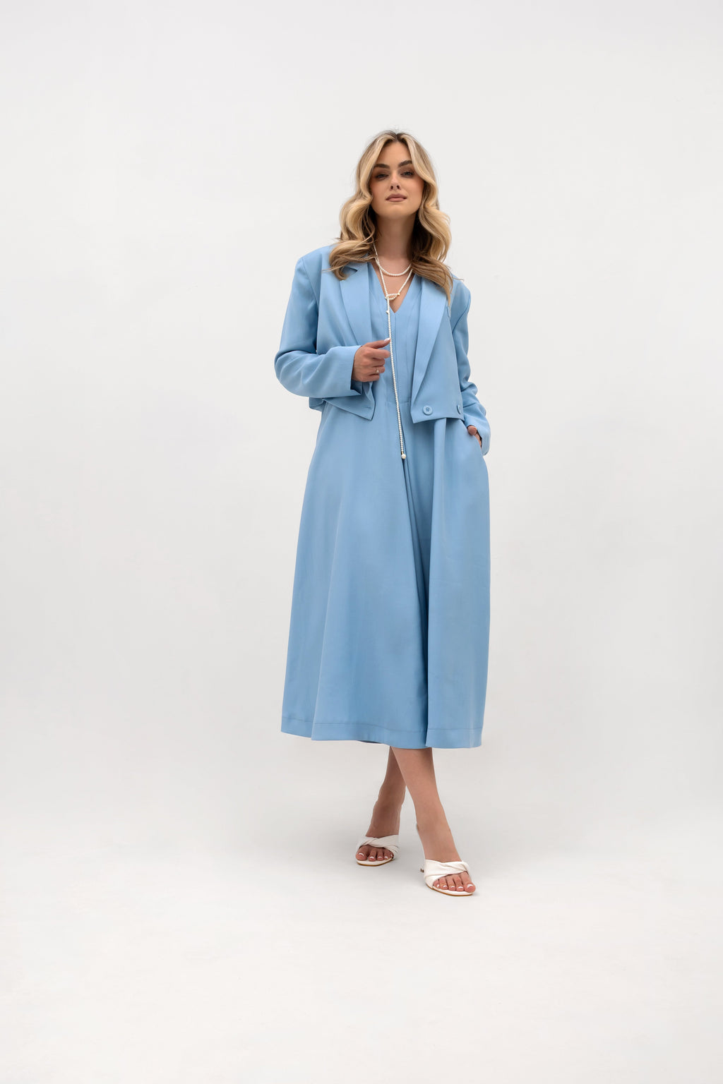 Sukienka midi z wiskozy, doskonała na letnie dni i specjalne okazje | Bastet | Spironik.pl