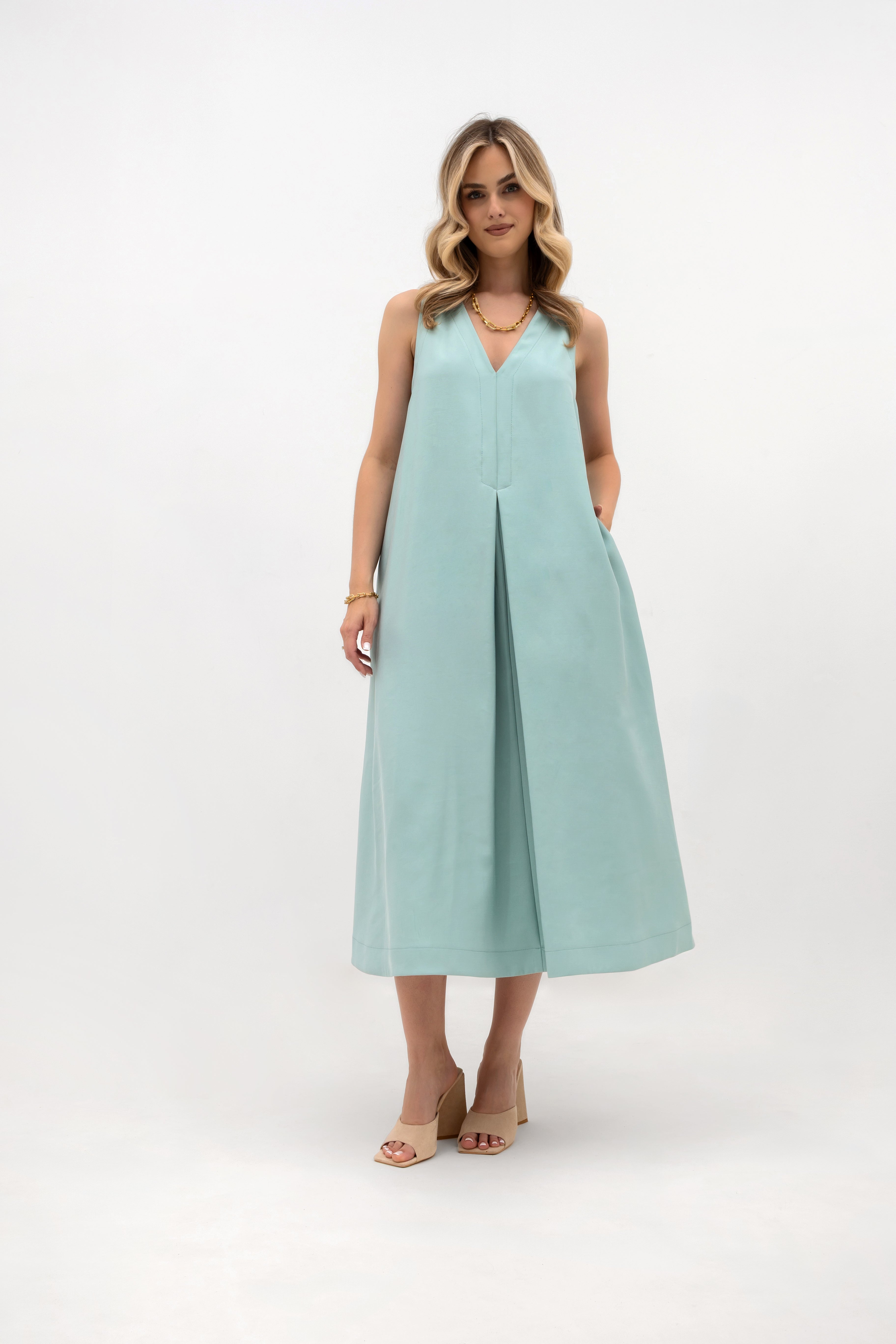 Sukienka midi z głębokim dekoltem w serek, wykonana z wysokiej jakości wiskozy w kolorze miętowym | Bastet | Spironik.pl