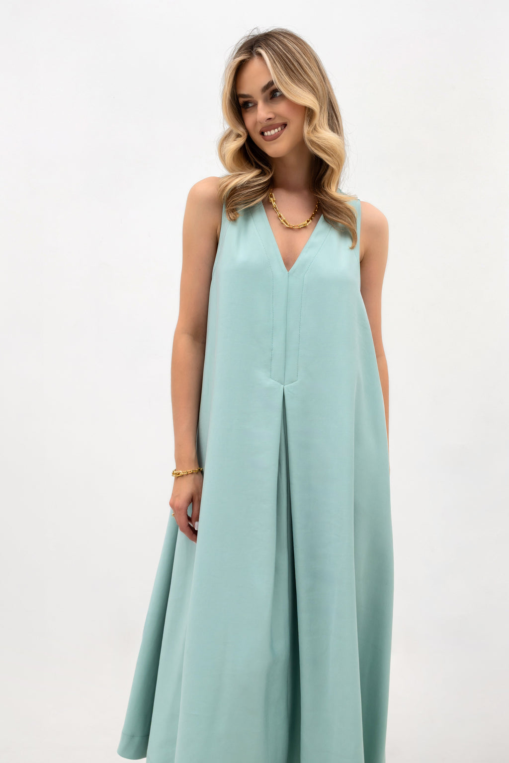 Luźna sukienka midi w kolorze miętowym z dekoltem w serek i kontrafałdą z przodu | Bastet | Spironik.pl
