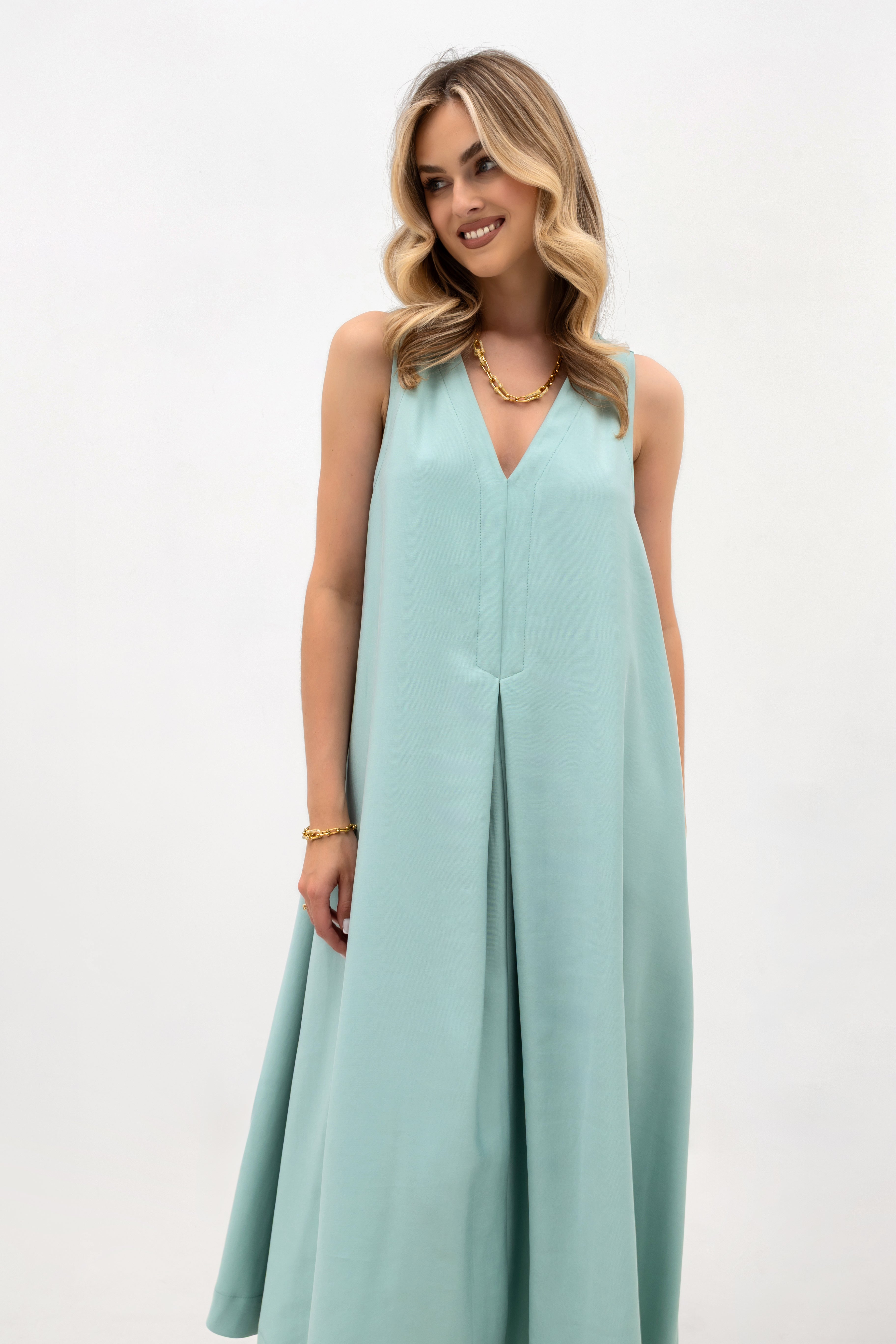 Luźna sukienka midi w kolorze miętowym z dekoltem w serek i kontrafałdą z przodu | Bastet | Spironik.pl