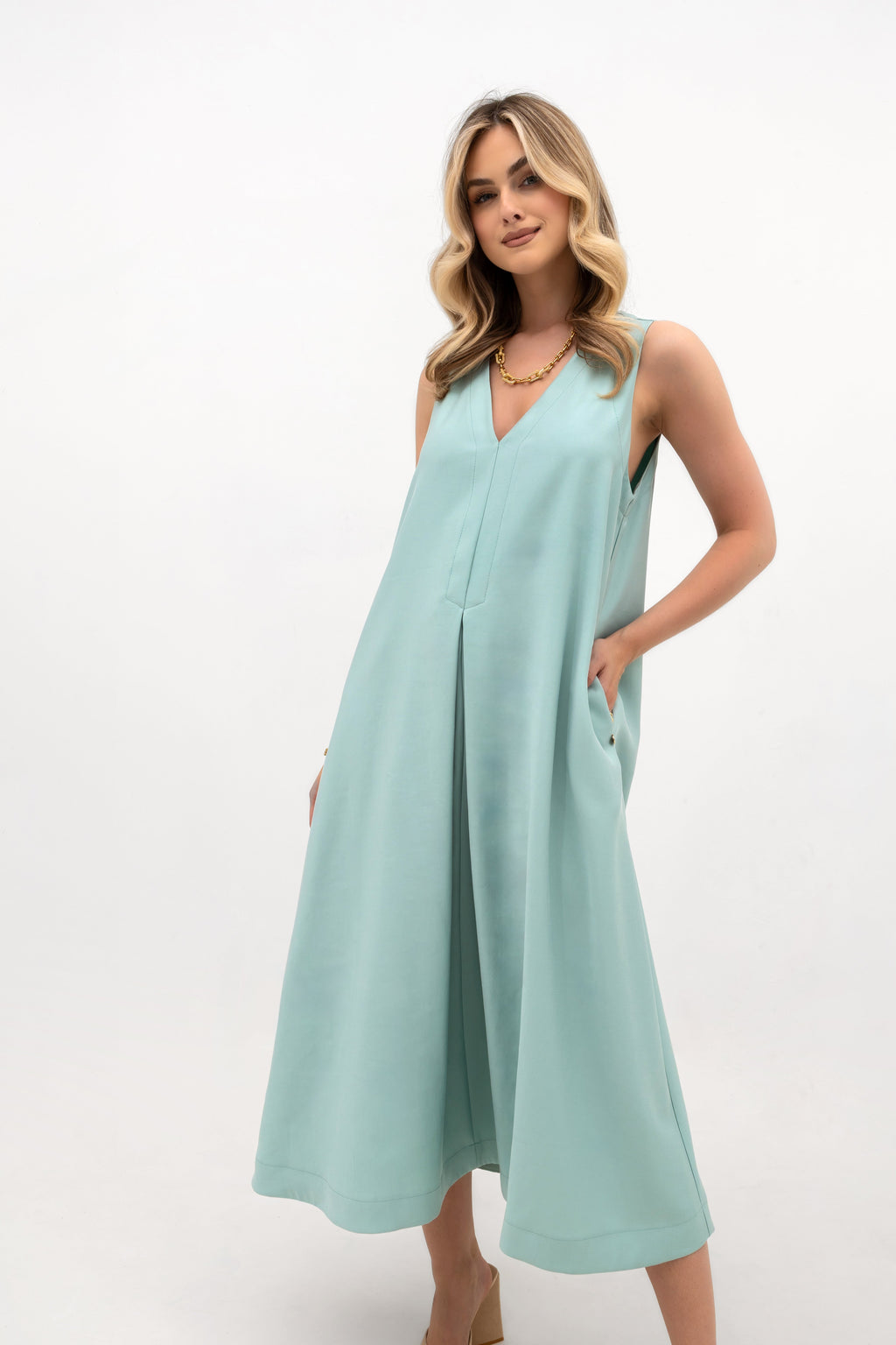 Przewiewna sukienka midi z kieszeniami, idealna na ciepłe dni w kolorze miętowym | Bastet | Spironik.pl