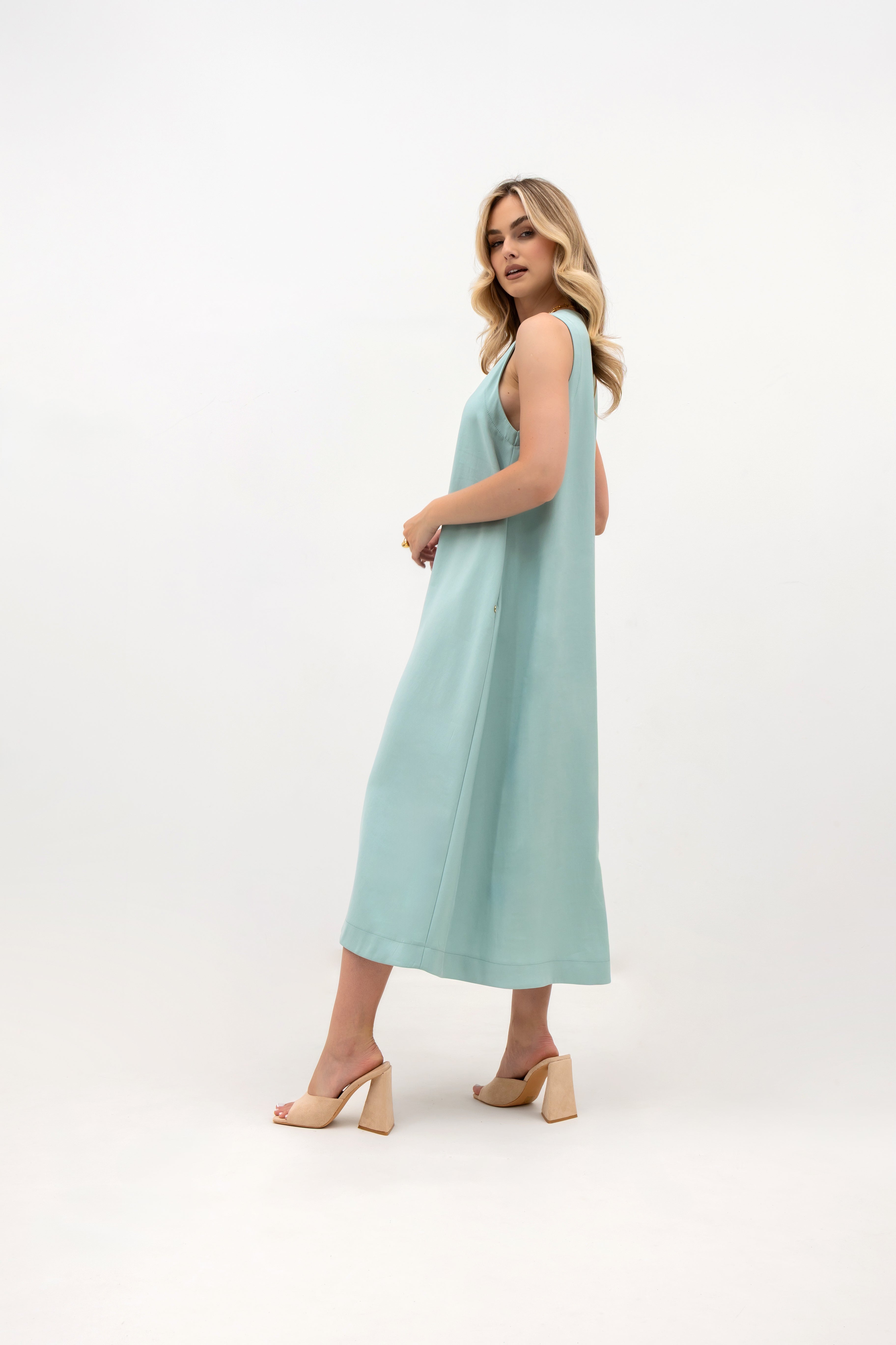 Elegancka sukienka midi z trapezowym krojem i szerokimi ramiączkami w odcieniu miętowym | Bastet | Spironik.pl