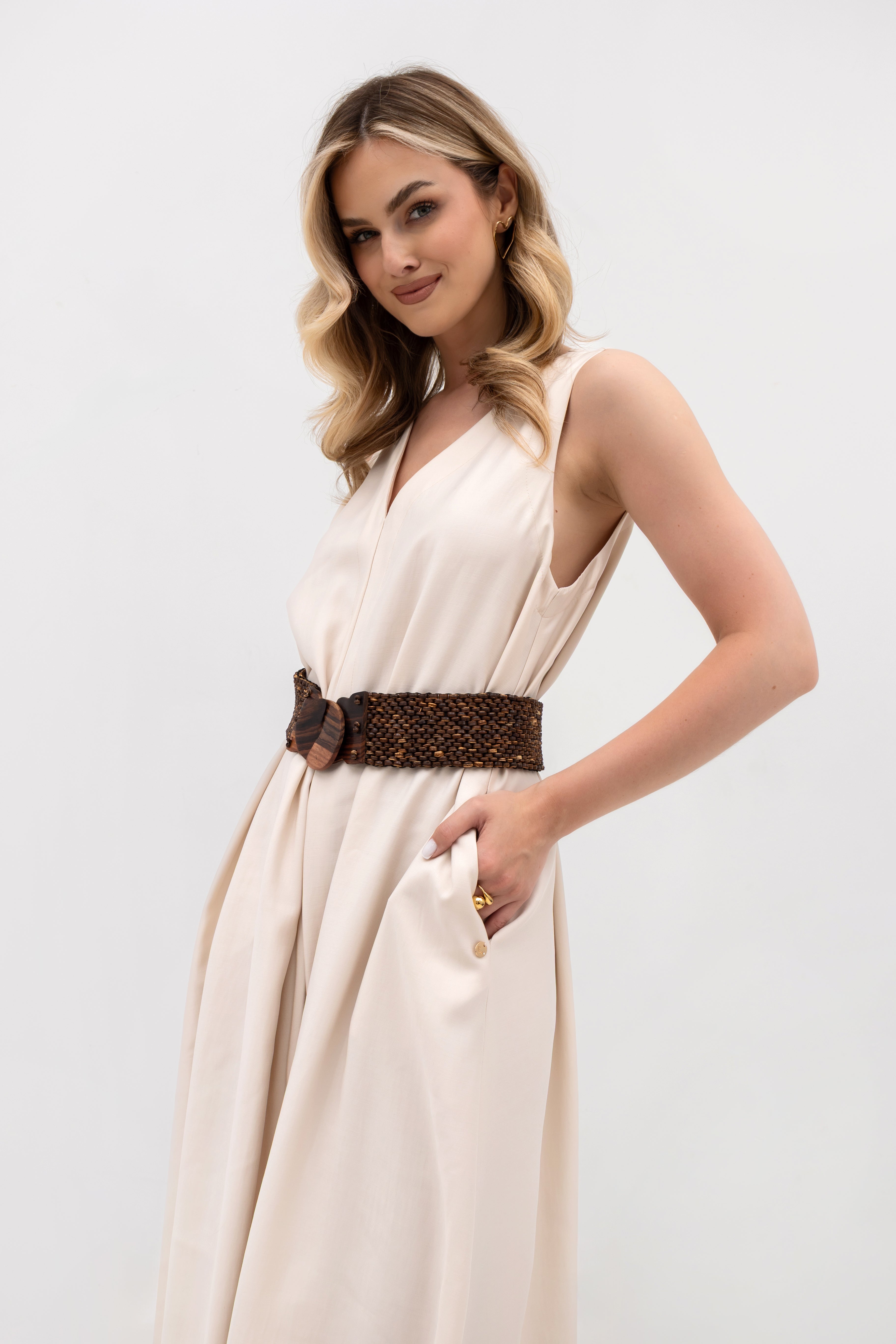 Luźna sukienka midi w jasnym beżu z dekoltem w serek i praktycznymi kieszeniami | Bastet | Spironik.pl