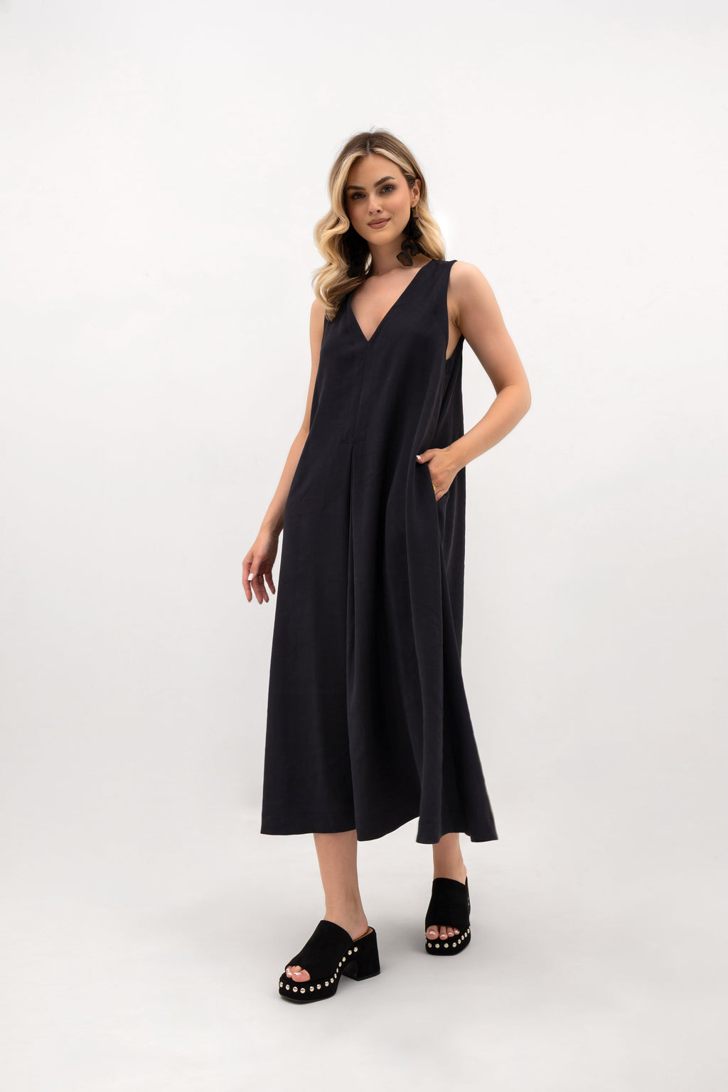 Luźna sukienka midi z efektowną kontrafałdą z przodu | Bastet | Spironik.pl