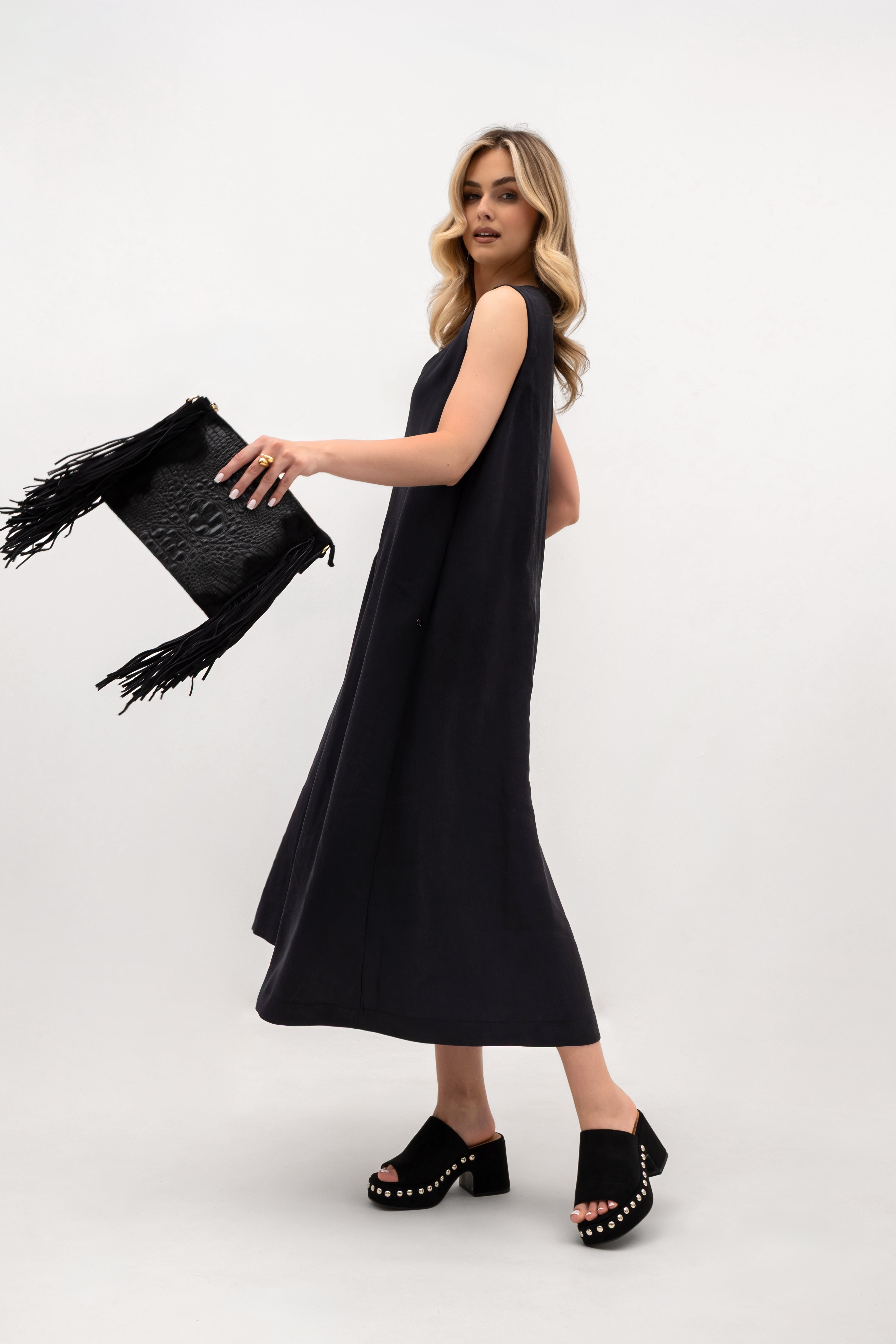 Grafitowa sukienka midi z szerokimi ramiączkami i trapezowym krojem | Bastet | Spironik.pl