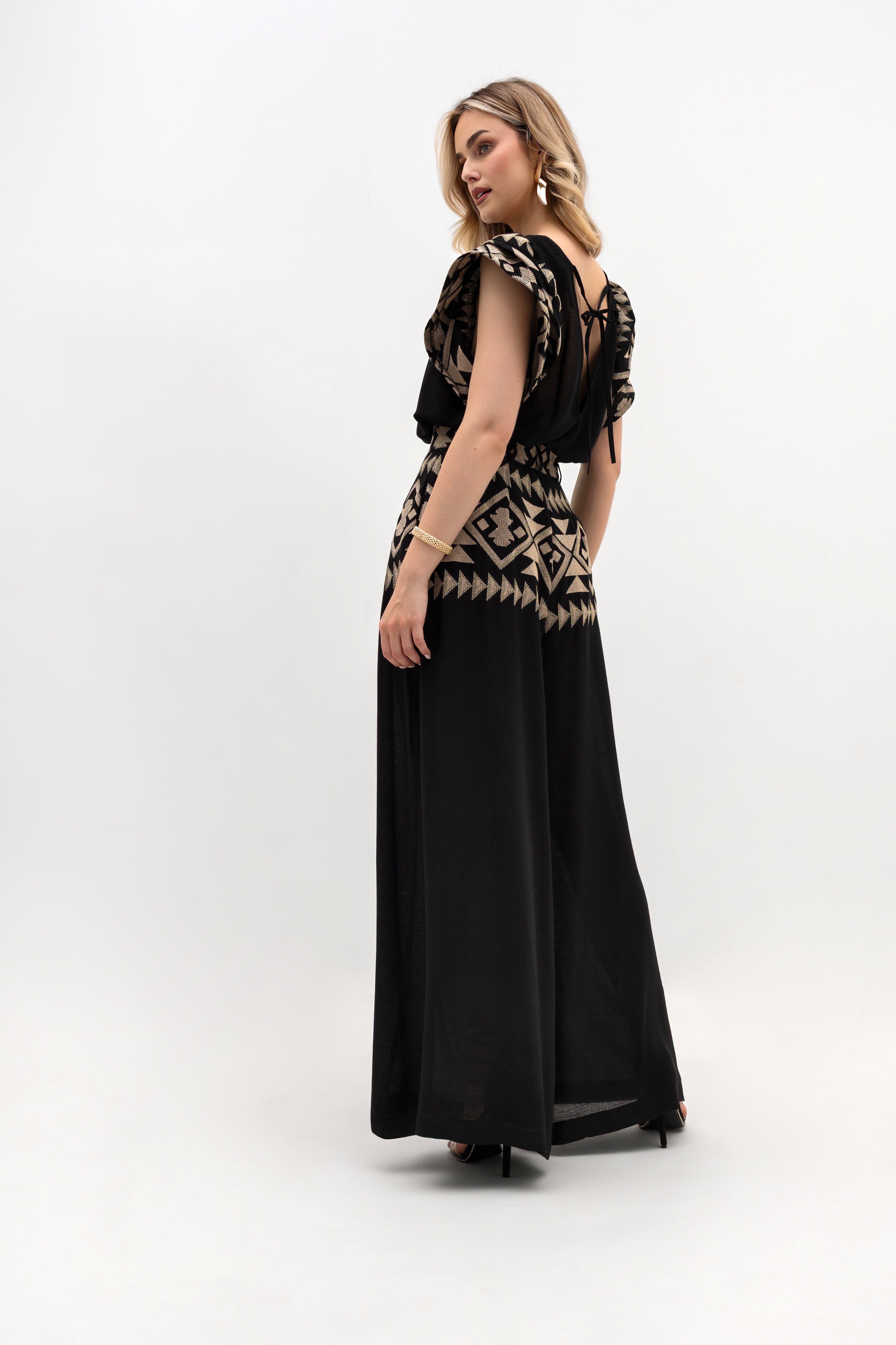 Eleganckie czarne spodnie z luźnym krojem i misternym haftem na górze | Bastet | Spironik.pl