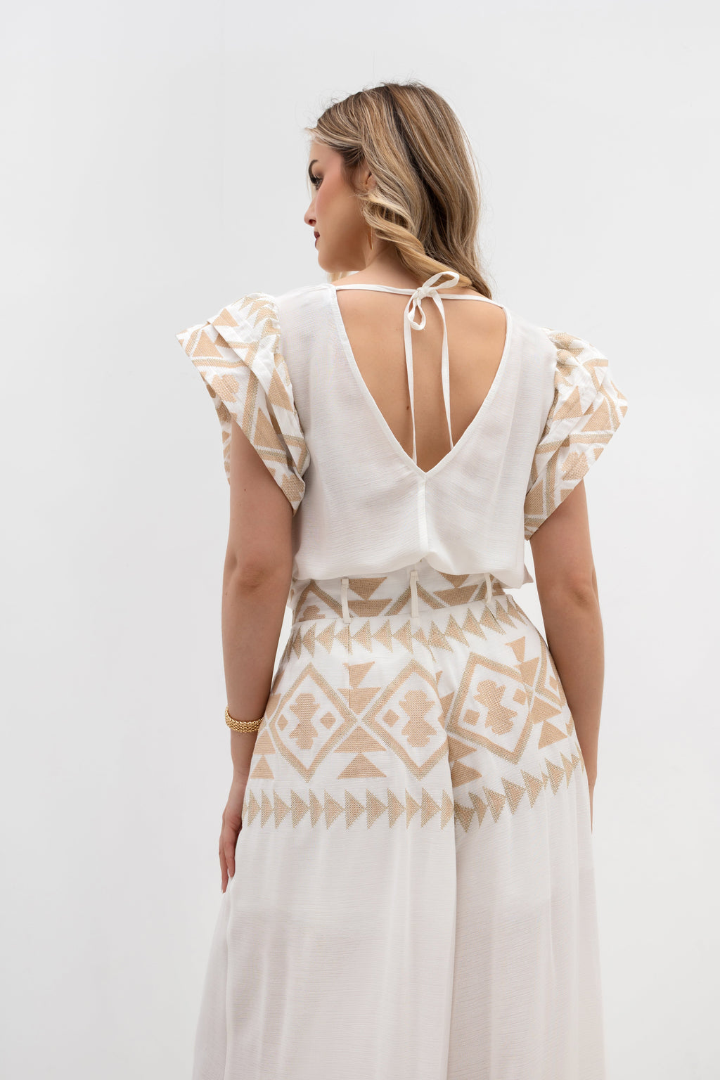 Elegancka bluzka boho z szerokimi falbanami, wykonana z przewiewnej 100% wiskozy | Bastet | Spironik.pl