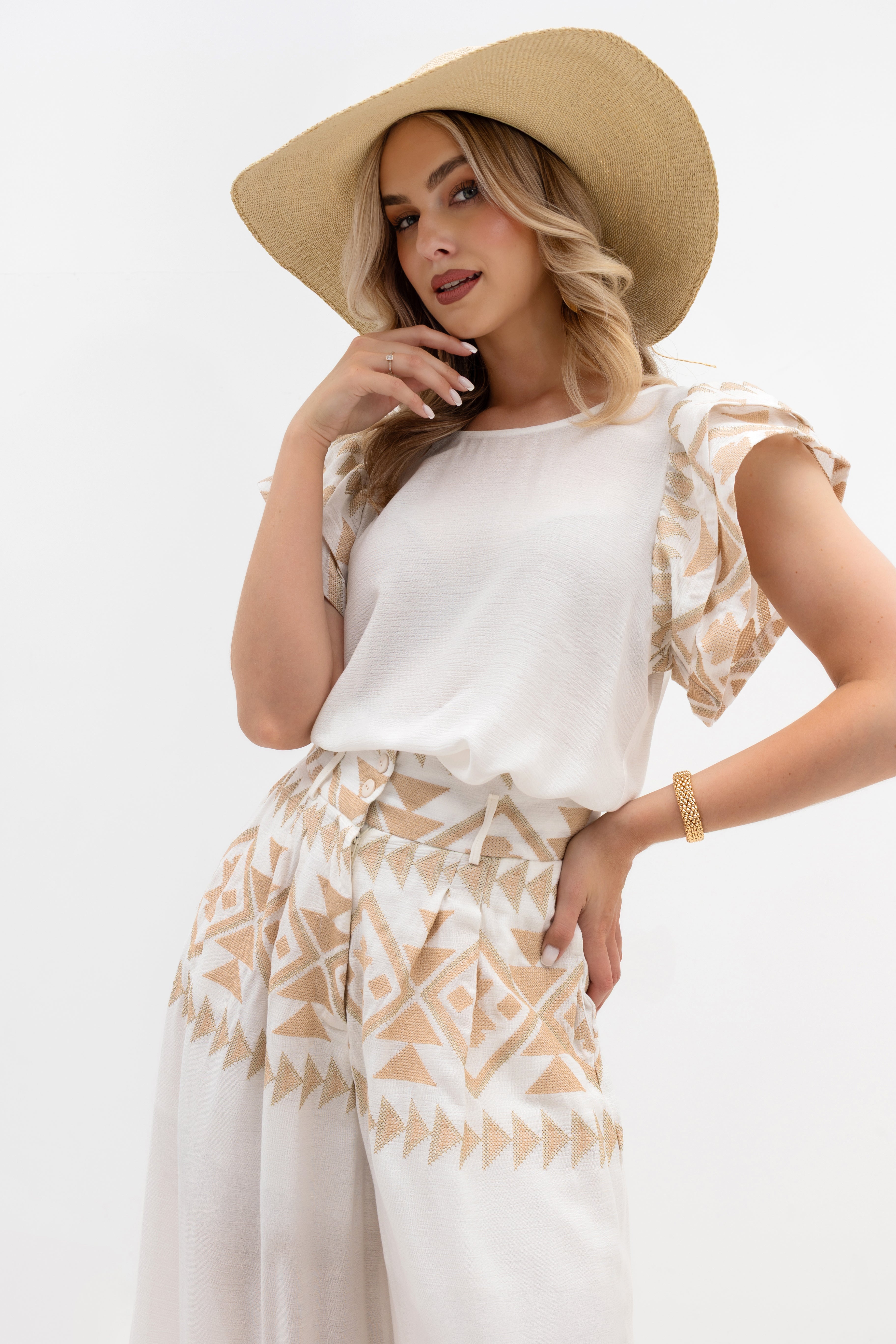 Spodnie boho z misternym haftem, doskonałe na wakacyjne stylizacje | Bastet | Spironik.pl