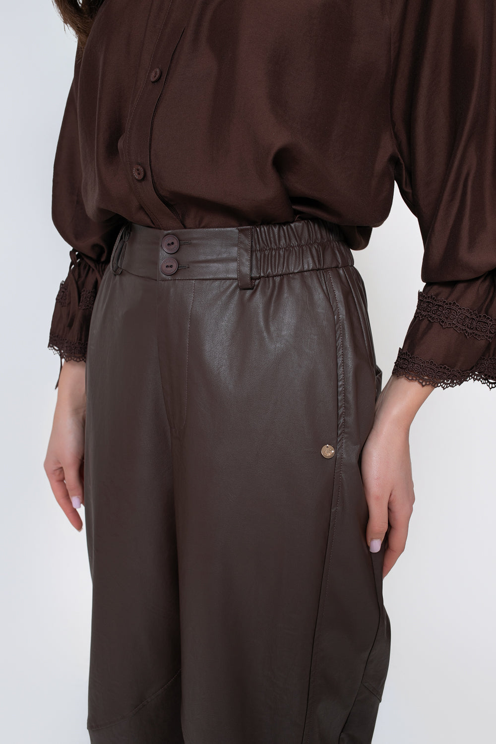 Kalhoty z eko kůže v hnědé barvě, s charakteristickými řezy a zúženými nohavicemi | Bastet | Spironik.pl