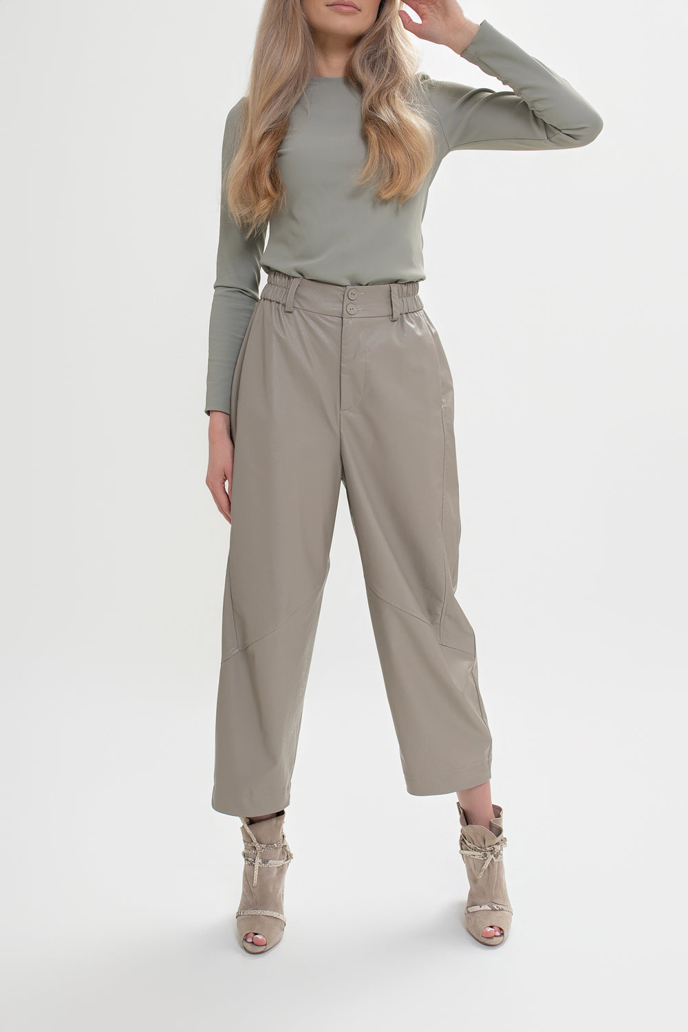 Dámské khaki kalhoty z eko kůže wide leg — módní kalhoty z eko kůže 2026 | Spironik.pl