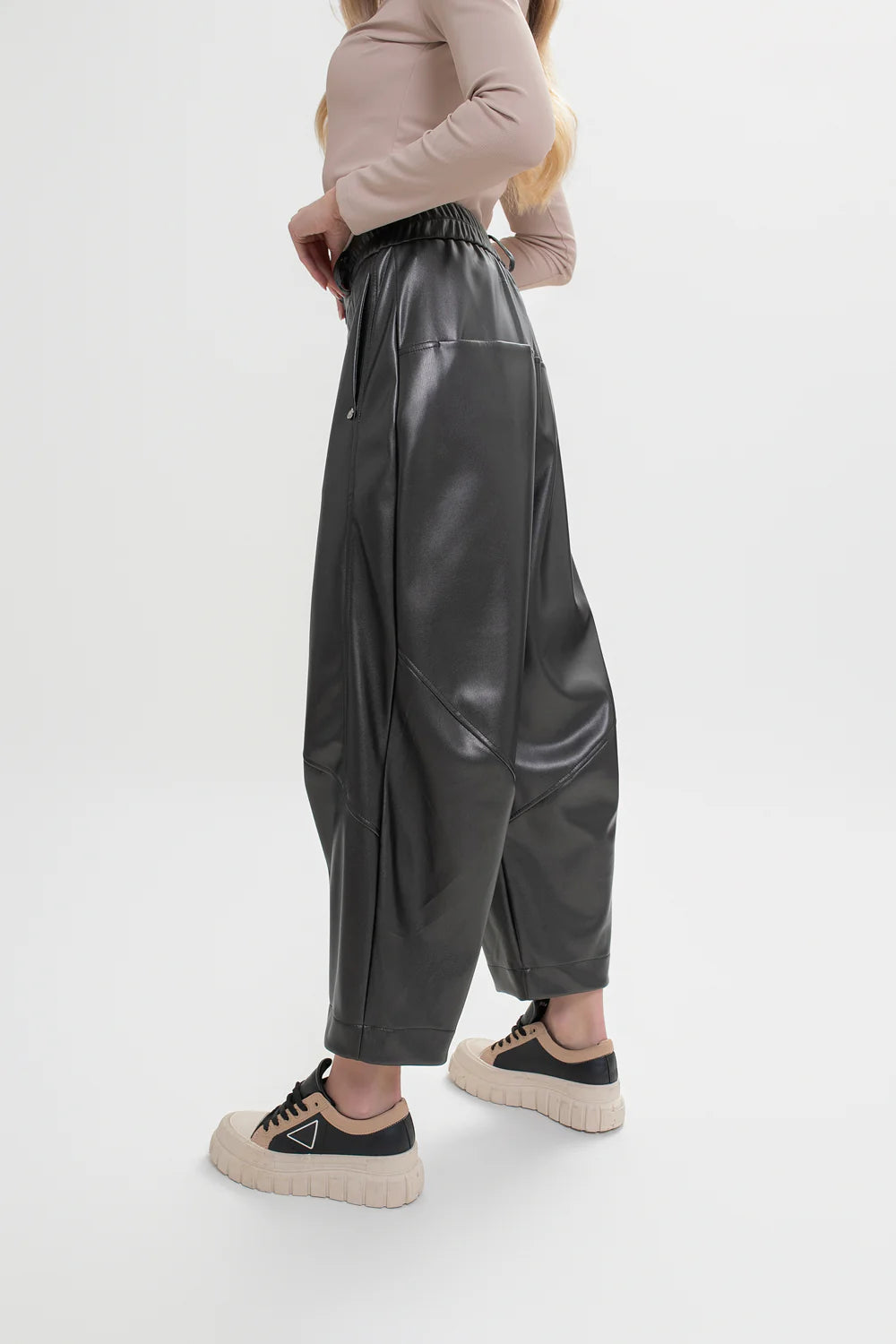Dámské černé kalhoty z eko kůže wide leg — módní kožené kalhoty 2026 | Spironik.pl