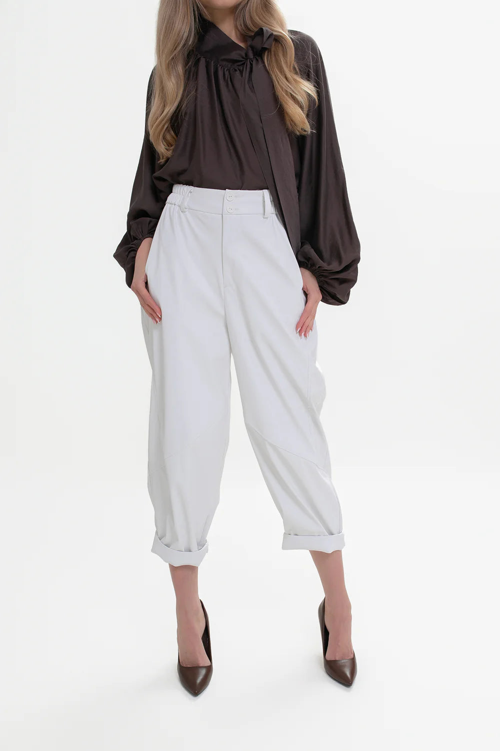 Dámské kalhoty z eko kůže ecru wide leg — módní kalhoty z eko kůže 2026 | Spironik.pl