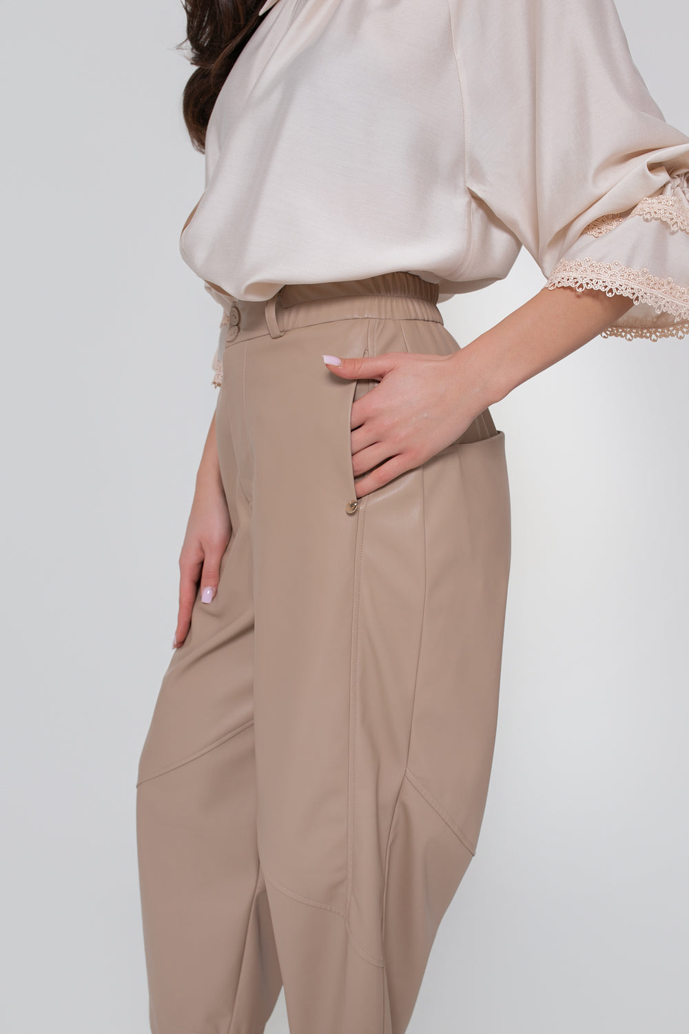 Dámské béžovo-karamelové kalhoty z eko kůže wide leg — zemité barvy 2026 | Spironik.pl