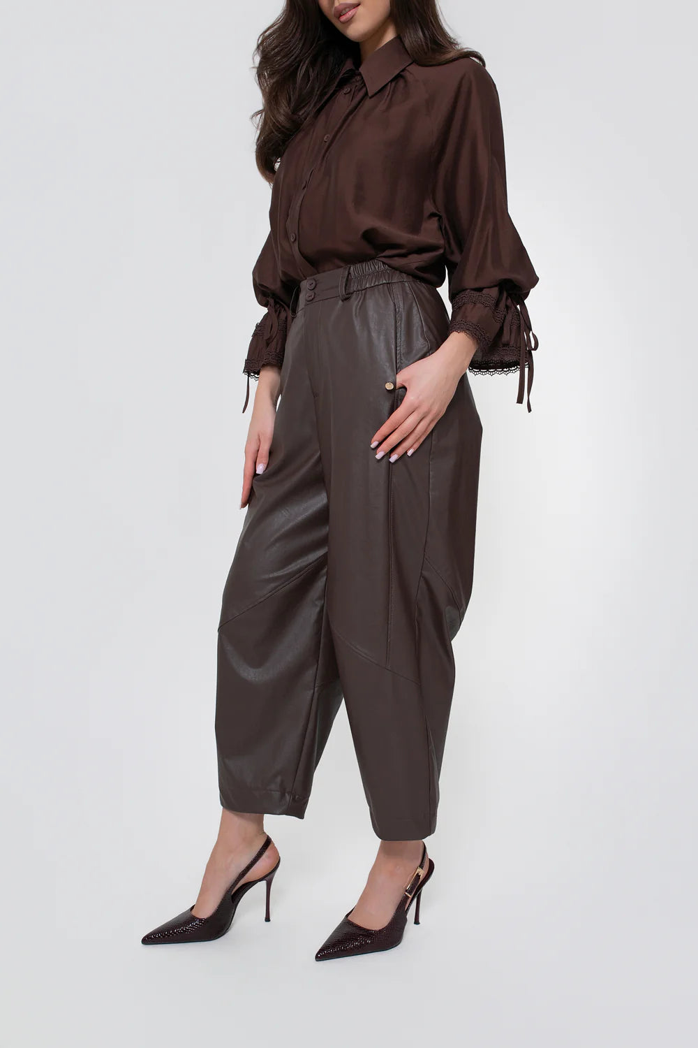 Hnědé kalhoty z eko kůže, kombinující moderní střih s funkčností a pohodlím | Bastet | Spironik.pl