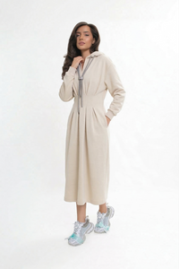 Hooded sweatshirt dress with pockets. Colour: Beige