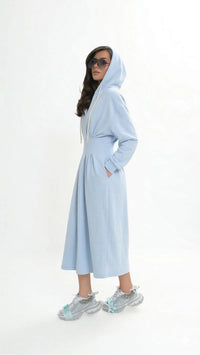 Sweatshirt dress with hood and pockets. Color: Blue
