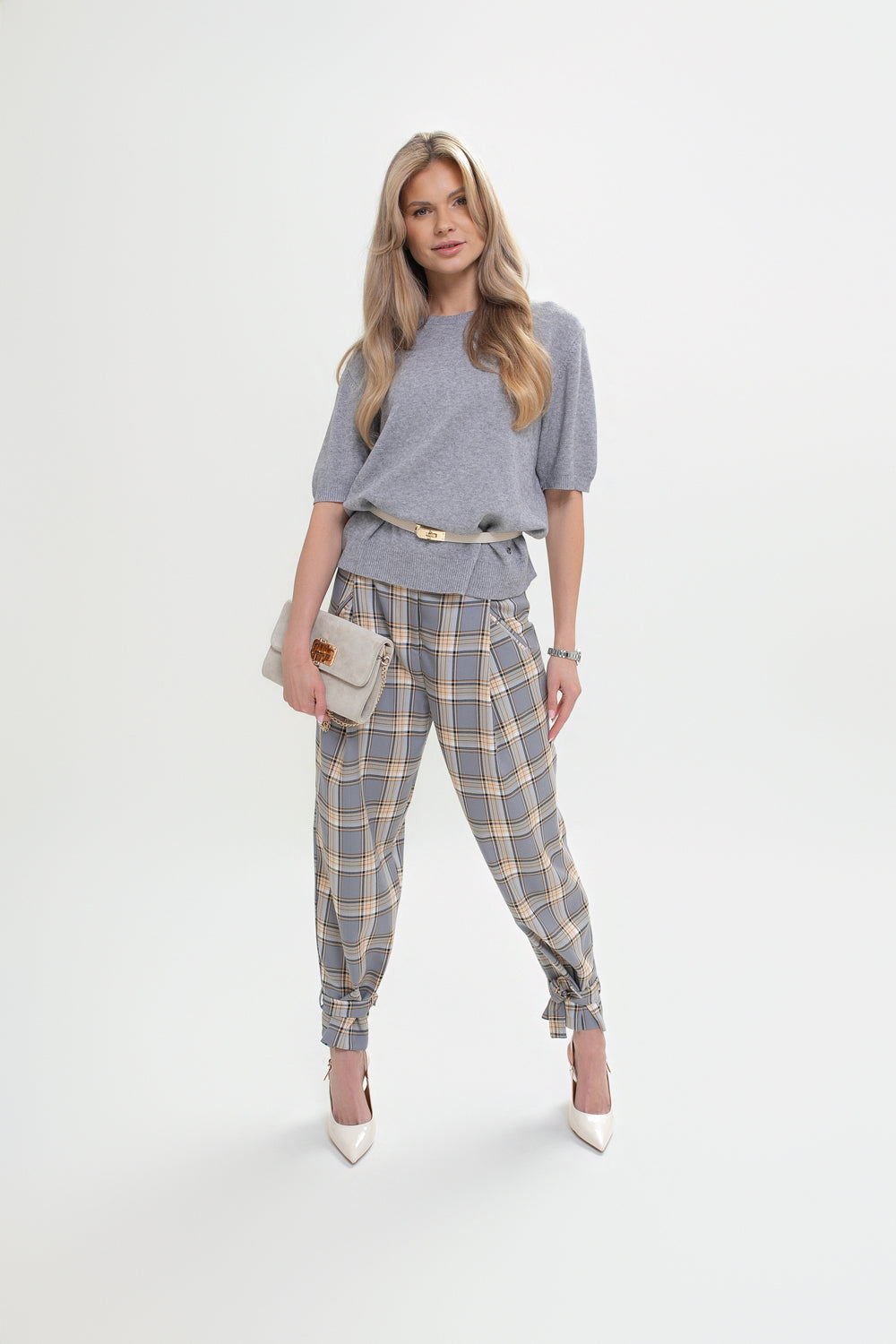 Moderní dámské kalhoty s kostkovaným vzorem, šedé, s logovaným knoflíkem a jemnými záševky | Bastet | Spironik.pl
