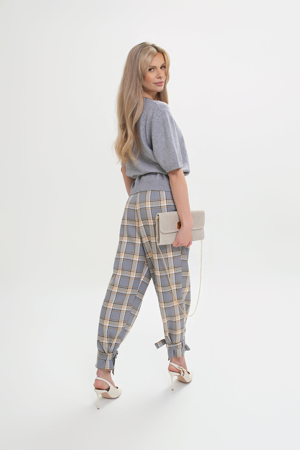 Šedé kalhoty s kostkovaným vzorem a záhybem, pohodlné a stylové, ideální pro různé módní kombinace | Bastet | Spironik.pl