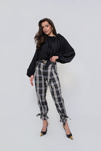 Women's checkered trousers with pleats. Color: Black