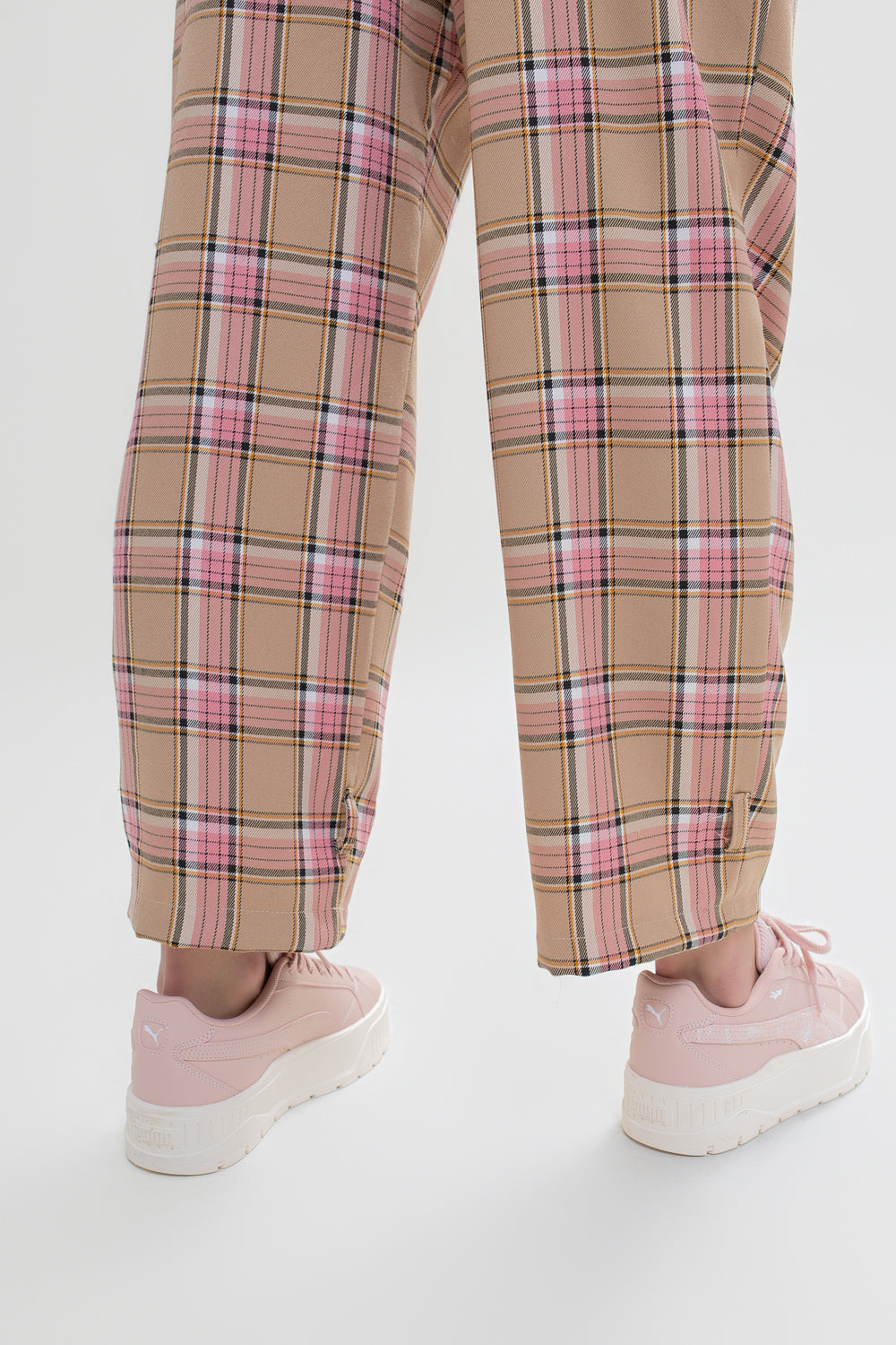 Béžové dámské kalhoty s kostkovaným vzorem a hlubokým záhybem a nastavitelným spodkem, spojující eleganci s moderním stylem | Bastet | Spironik.pl