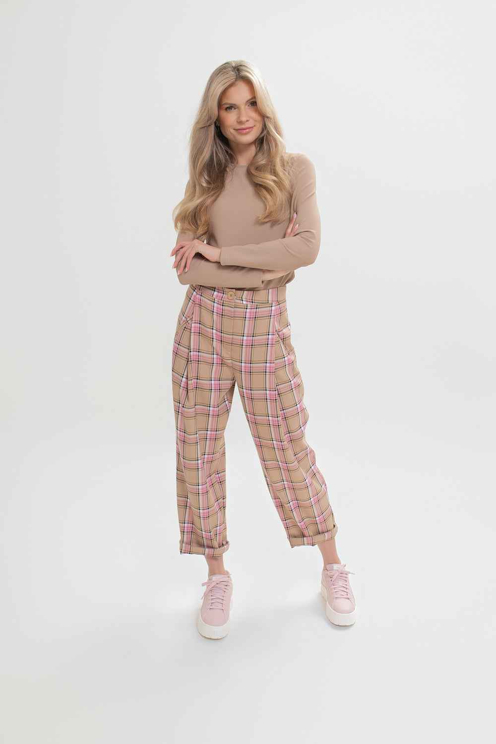 Dámské kalhoty s kostkovaným vzorem a záhybem v béžové barvě, ideální pro elegantní i casual styly | Bastet | Spironik.pl