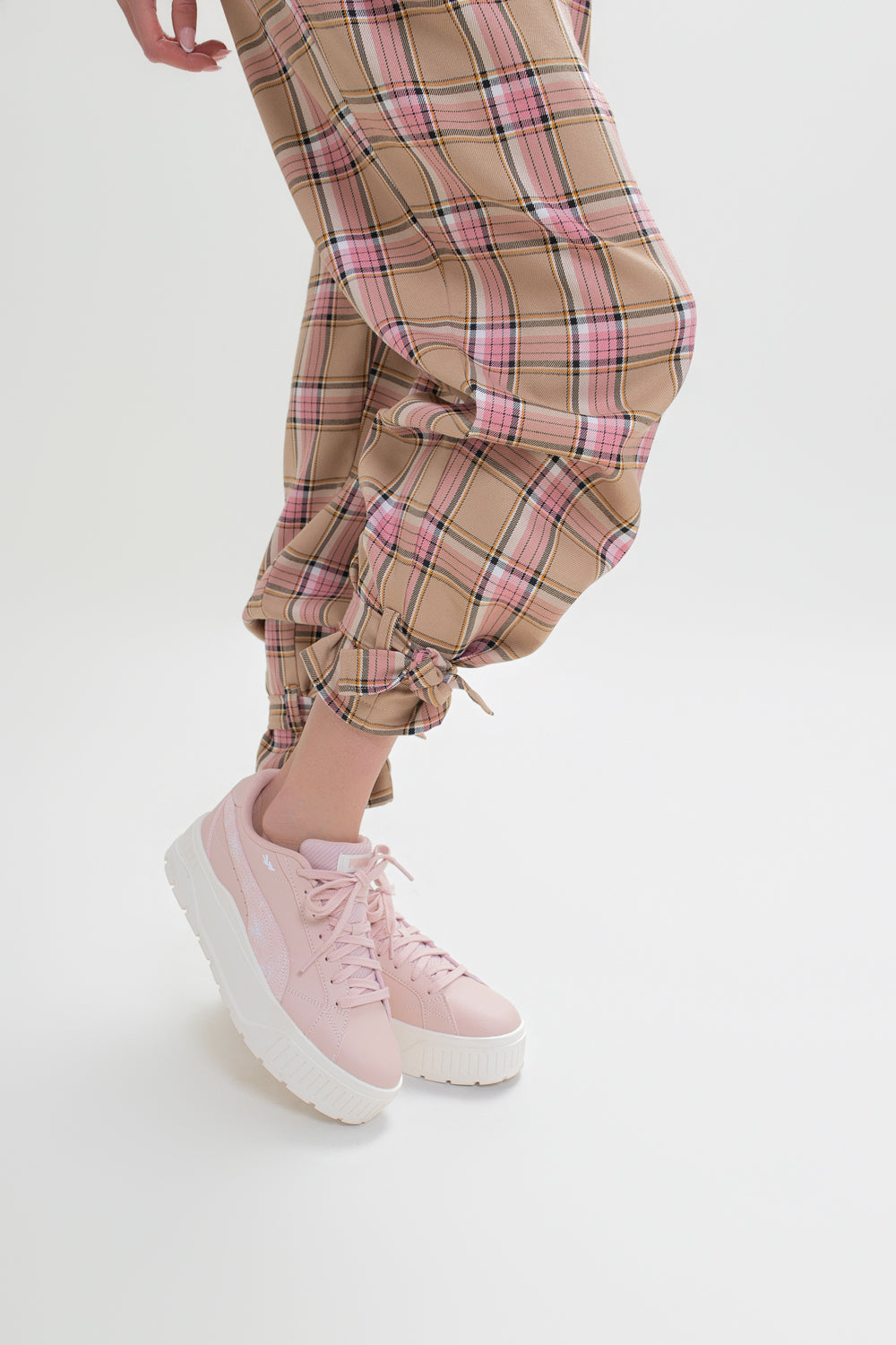 Elegantní dámské kalhoty s kostkovaným vzorem a záhybem, vyrobené v béžové barvě, ideální pro různé příležitosti | Bastet | Spironik.pl