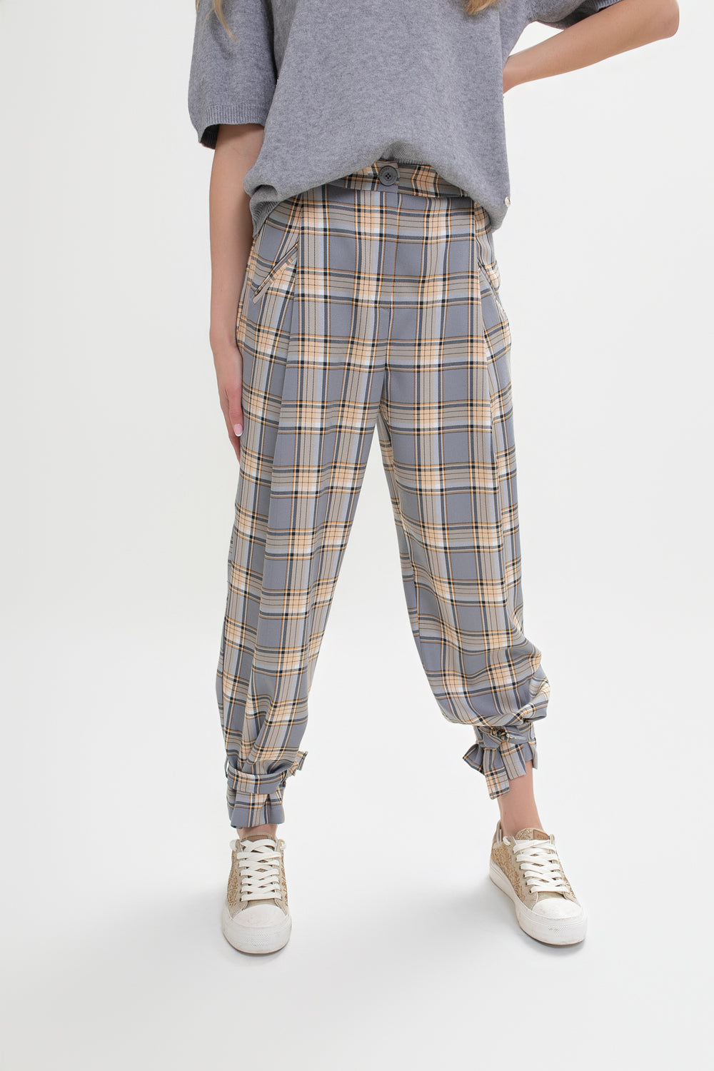 Dámské kalhoty s kostkovaným vzorem a záhybem v šedé barvě, ideální do kanceláře a pro každodenní styly | Bastet | Spironik.pl