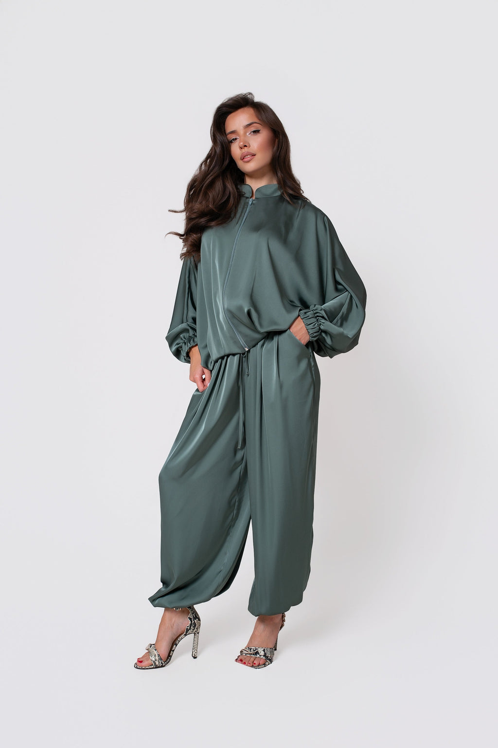 Zielona bluza damska SAVA z satynowego materiału o luźnym kroju i estetycznym wykończeniu | BastetStore | Spironik.pl