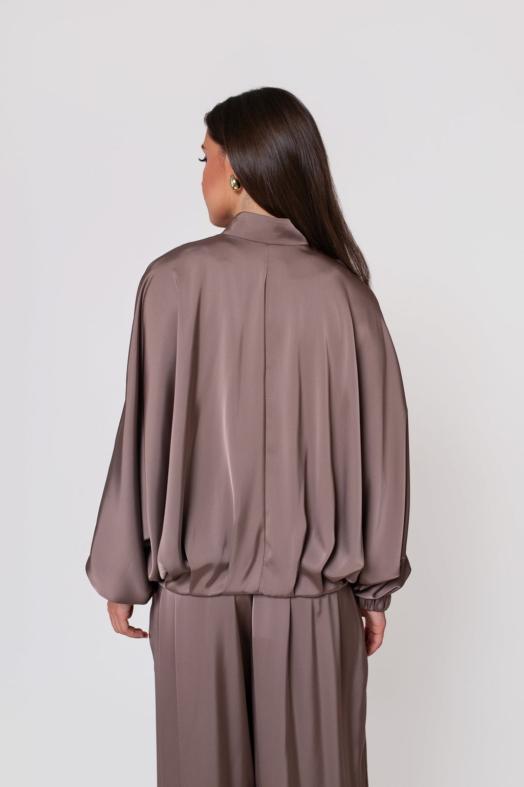Elegancka bluza damska SAVA z połyskującego materiału w odcieniu cappuccino | BastetStore | Spironik.pl