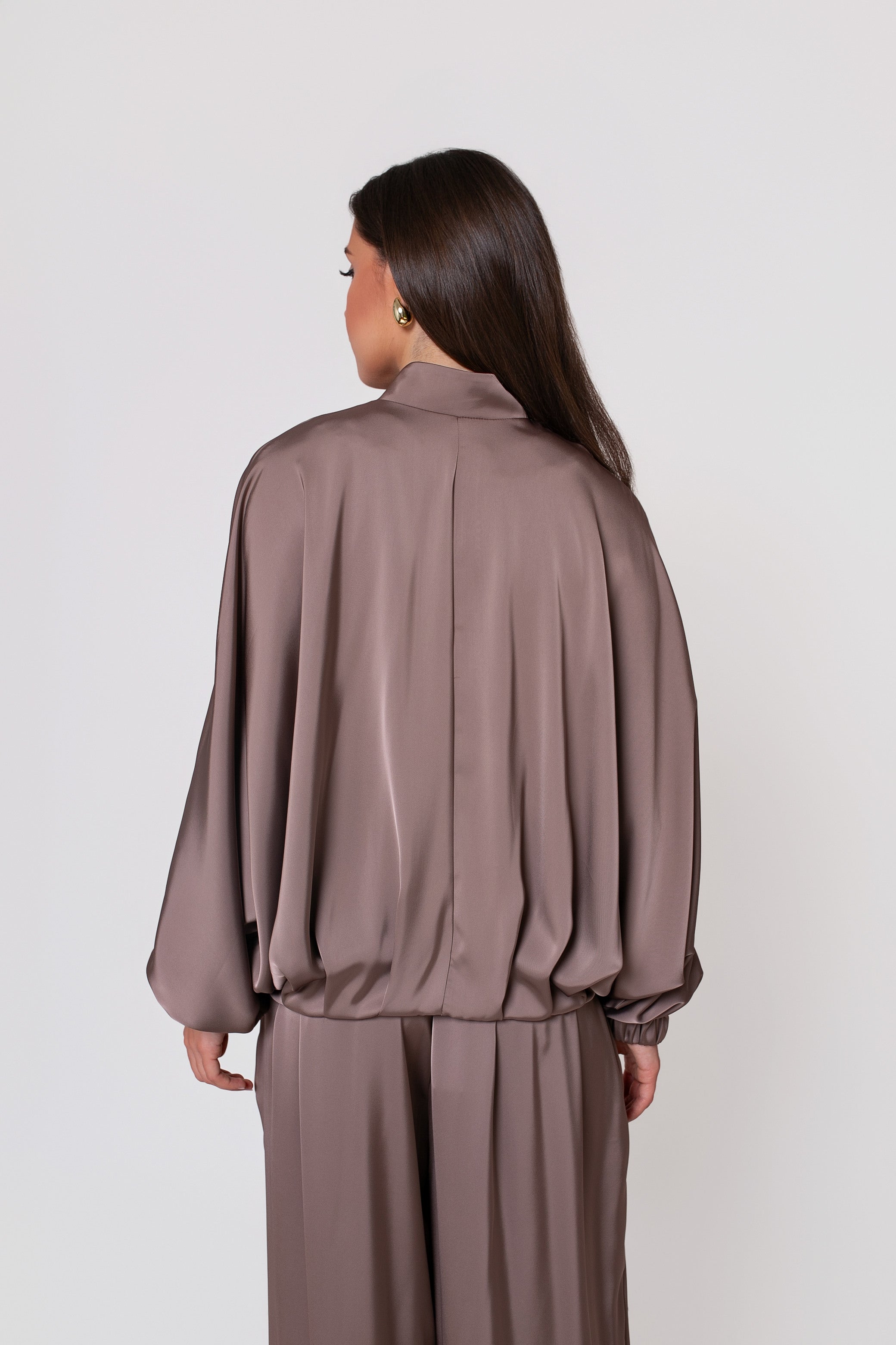 Elegancka bluza damska SAVA z połyskującego materiału w odcieniu cappuccino | BastetStore | Spironik.pl