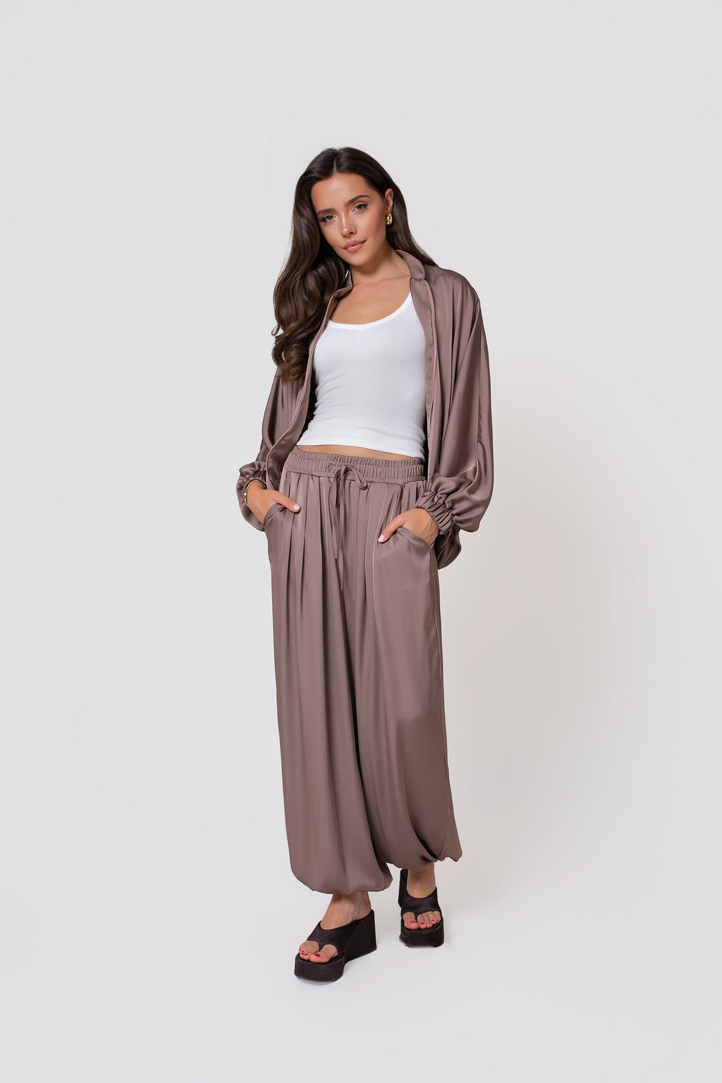 Luźna bluza damska SAVA na zamek z mankietami i zakładkami w kolorze cappuccino | BastetStore | Spironik.pl