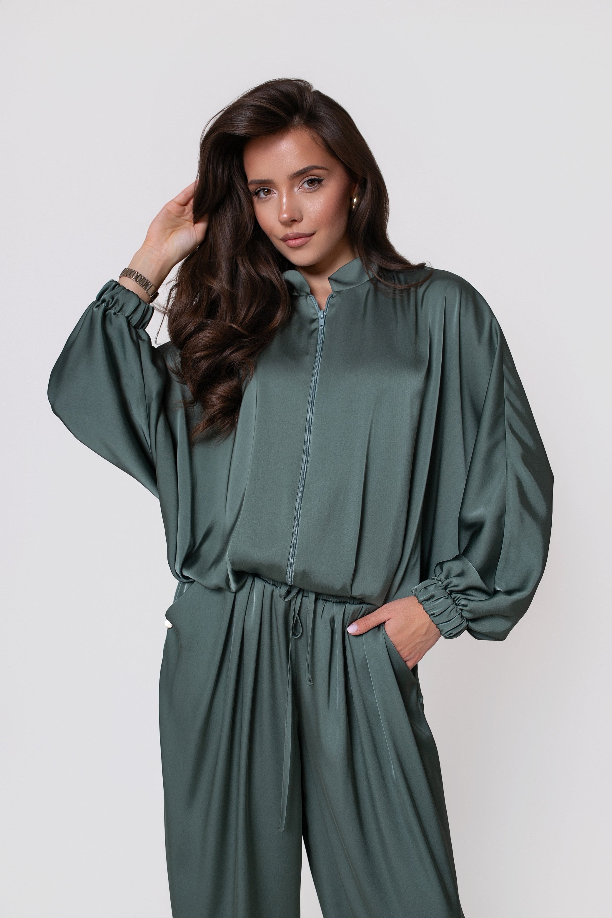 Satynowa zielona bluza damska SAVA na zamek z lekko połyskującą tkaniną i luźnym fasonem | BastetStore | Spironik.pl