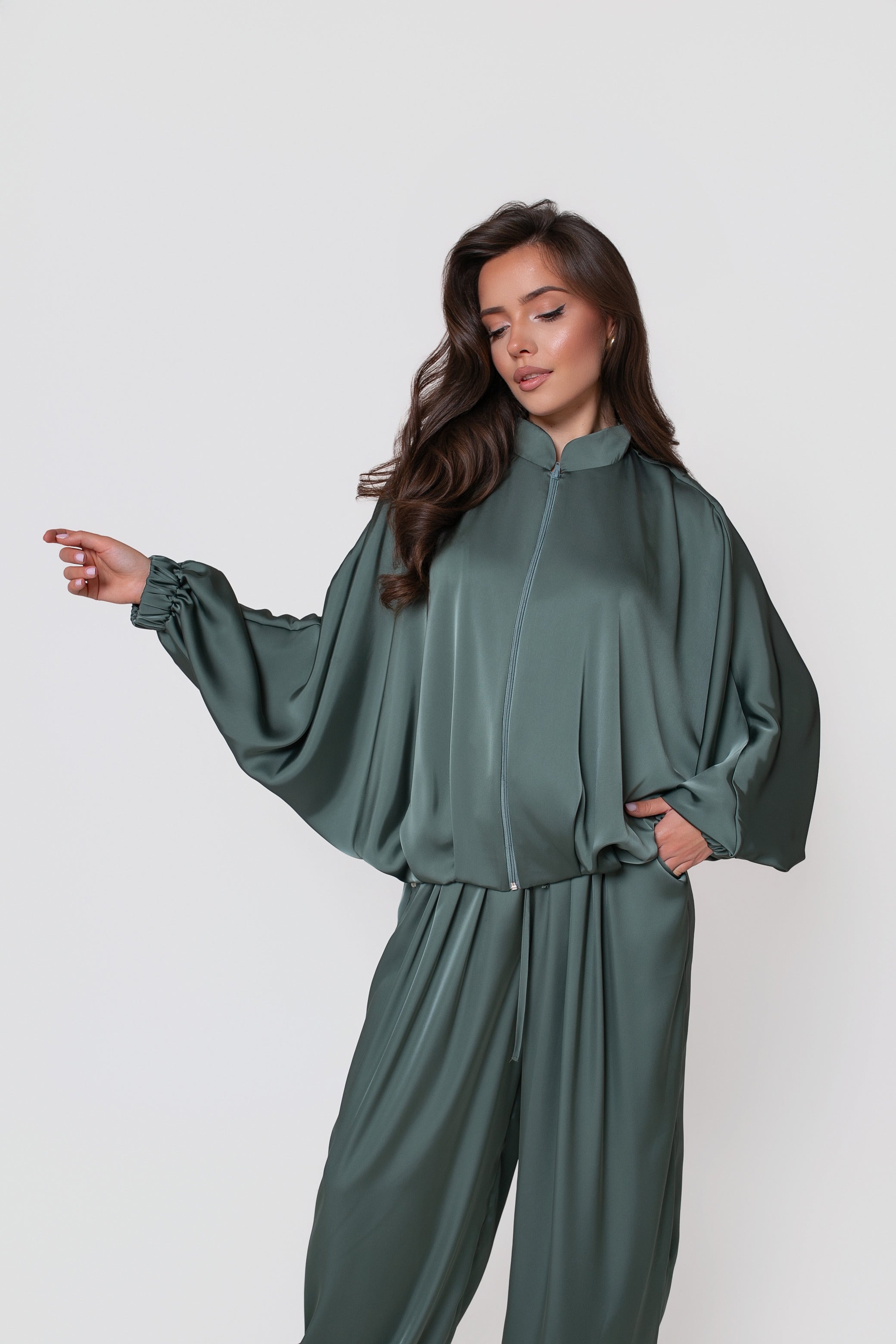 Satynowa bluza damska SAVA z gumką w mankietach i zakładkami na dole dla wygody i stylu | BastetStore | Spironik.pl