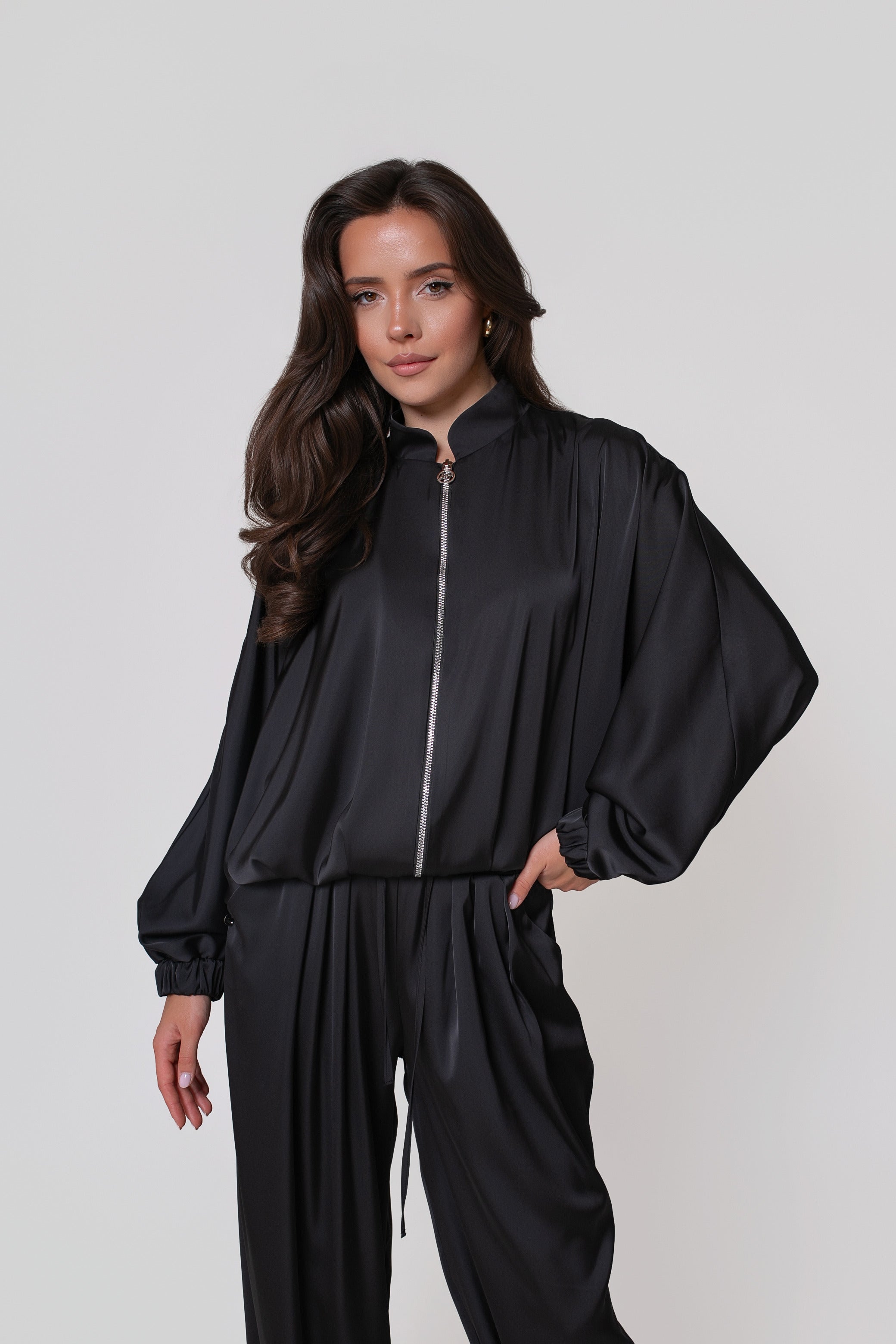 Satynowa czarna bluza damska SAVA na zamek z luźnym fasonem i mankietami z gumką | BastetStore | Spironik.pl