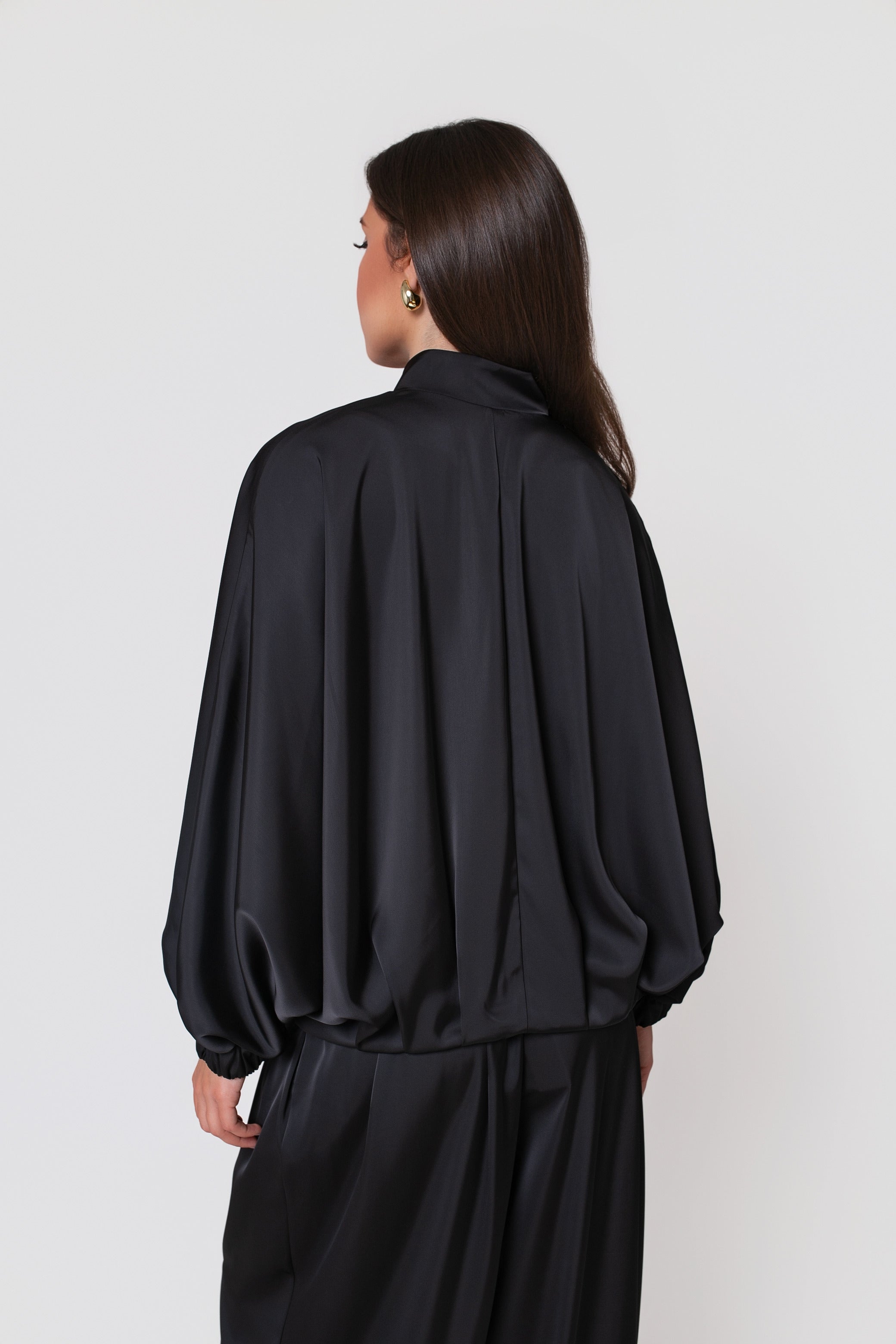 Bluza damska SAVA w kolorze czarnym, satynowa tkanina, stójka i estetyczne wykończenia na dole | BastetStore | Spironik.pl