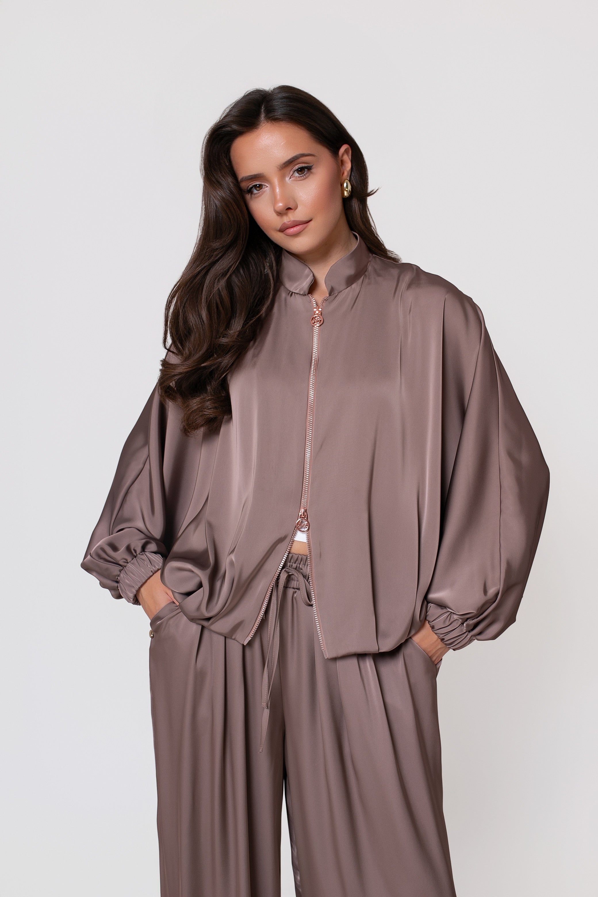 Satynowa damska bluza SAVA w kolorze cappuccino z zamkiem i stójką | BastetStore | Spironik.pl