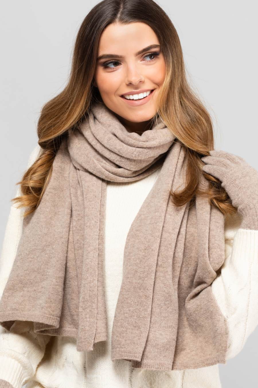 Model: Szalik-01, Kolor: ciemny beżowy, Skład materiału: 80% Wełna; 20% Poliamid, Przeznaczenie: Jesień/Zima, Wymiary(długość/szerokość): 180cm/65cm