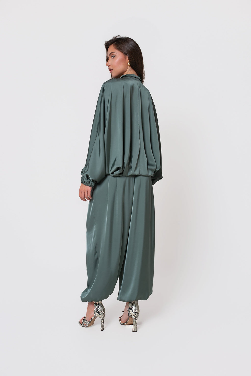 Damskie spodnie Sava w kolorze zielonym z gumką w pasie i efektownym bluzowaniem nogawek | BastetStore | Spironik.pl