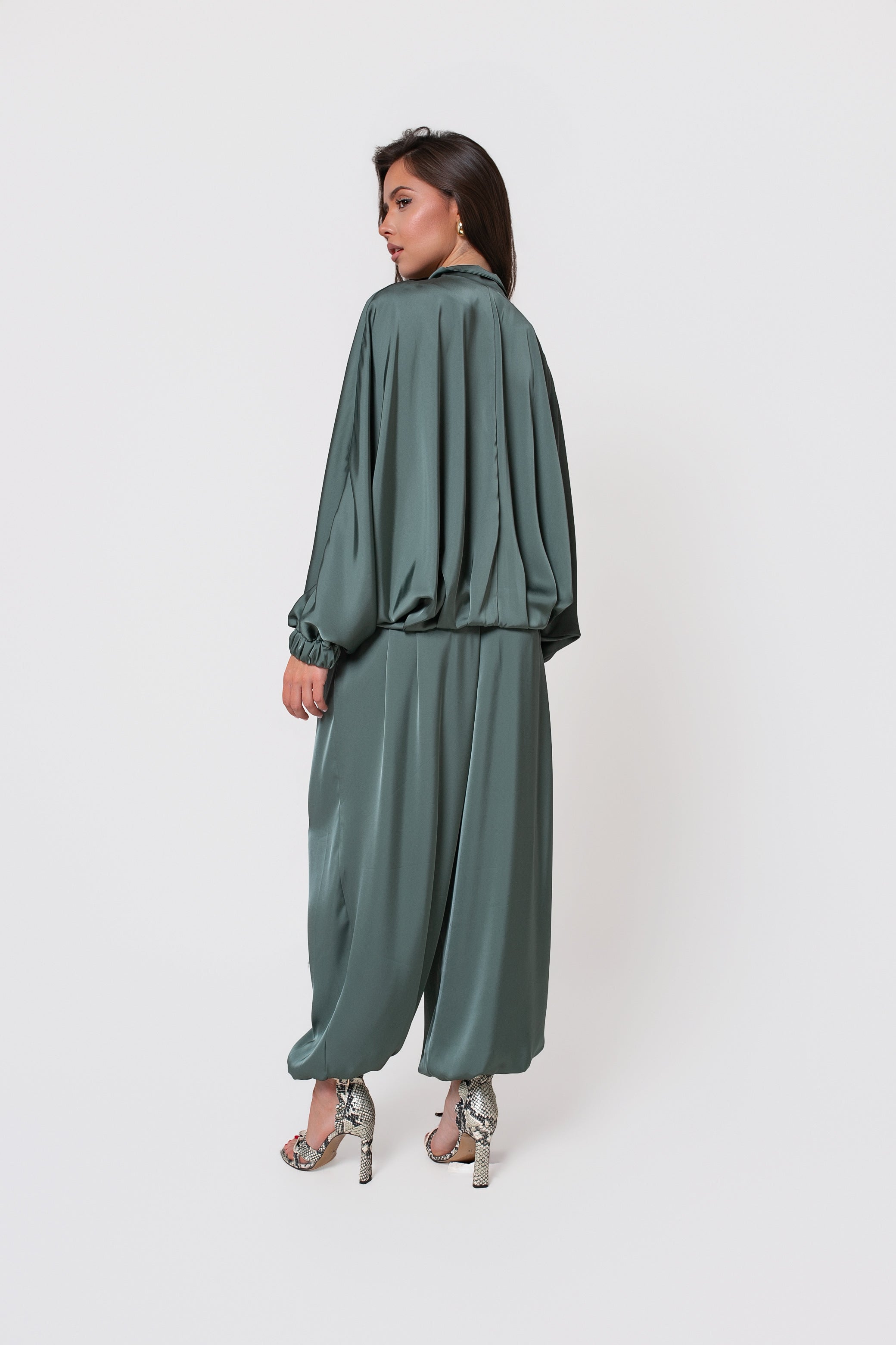 Damskie spodnie Sava w kolorze zielonym z gumką w pasie i efektownym bluzowaniem nogawek | BastetStore | Spironik.pl