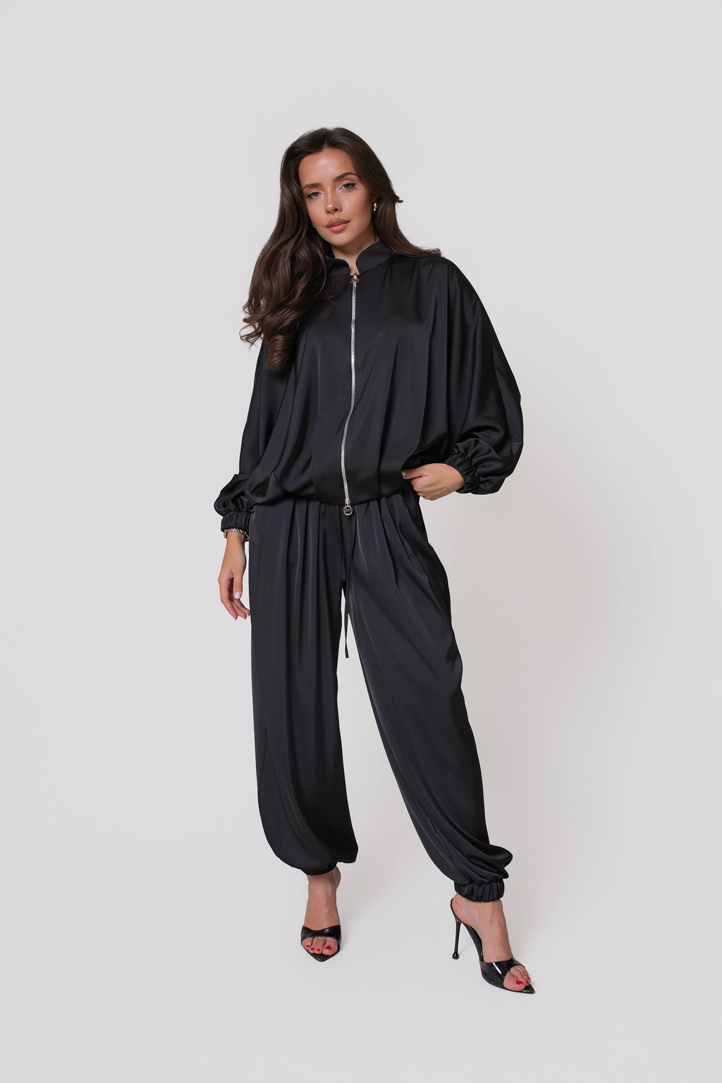 Eleganckie spodnie SAVA z połyskującego materiału w kolorze czarnym z wygodnym, prostym fasonem | BastetStore | Spironik.pl