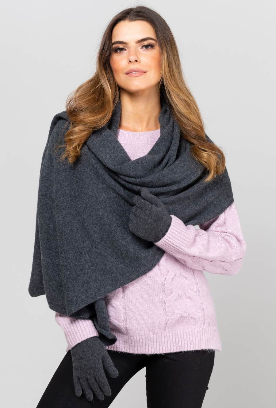 Model: Szalik-01, Kolor: grafitowy, Skład materiału: 80% Wełna; 20% Poliamid, Przeznaczenie: Jesień/Zima, Wymiary(długość/szerokość): 180cm/65cm