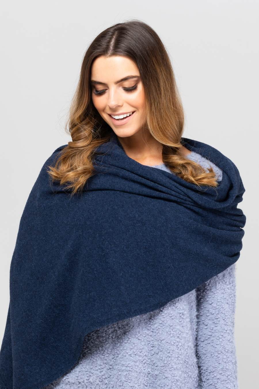 Model: Szalik-01, Kolor: granatowy, Skład materiału: 80% Wełna; 20% Poliamid, Przeznaczenie: Jesień/Zima, Wymiary(długość/szerokość): 180cm/65cm